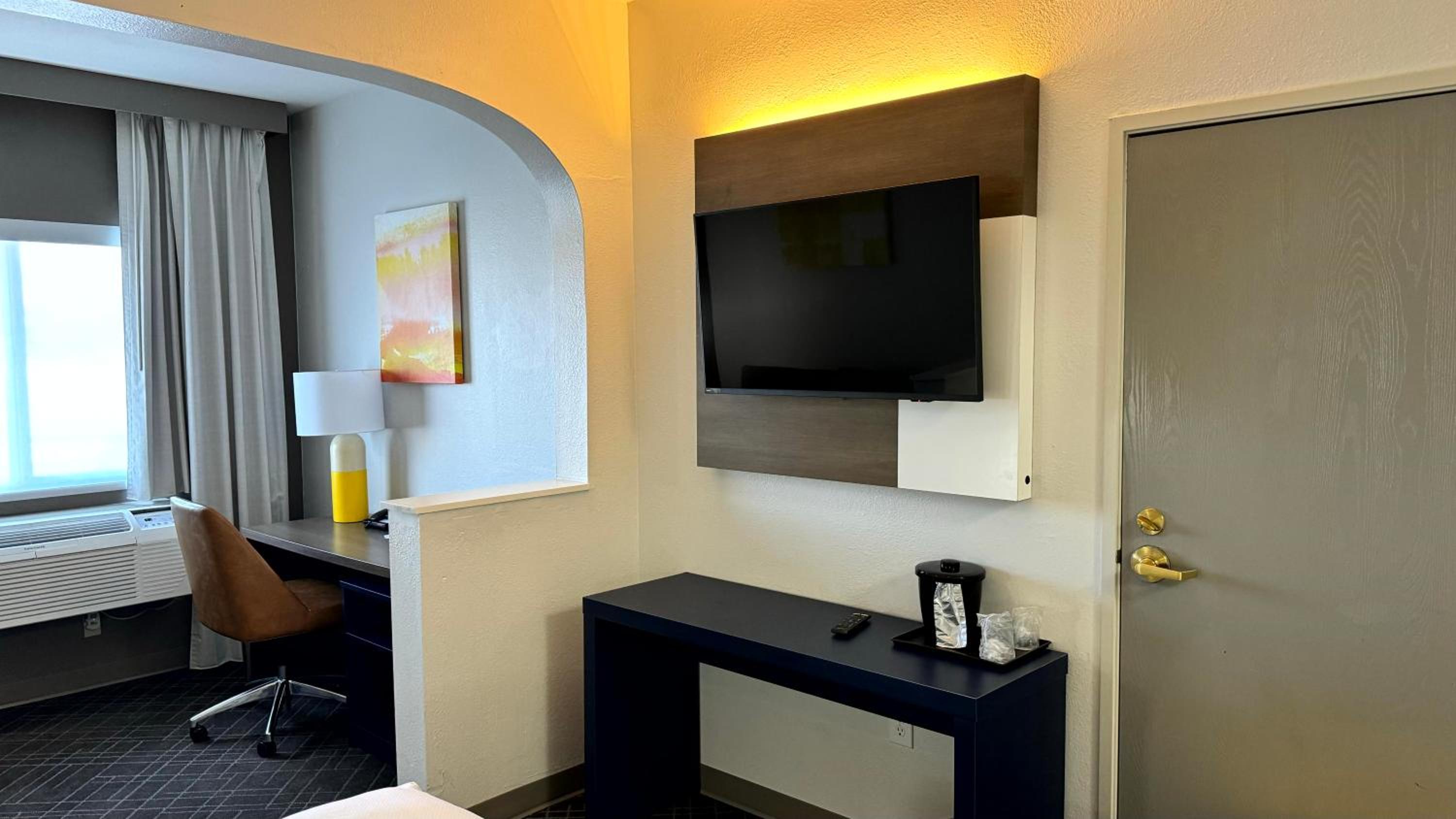 King Suite - Non-Smoking - Photo 7