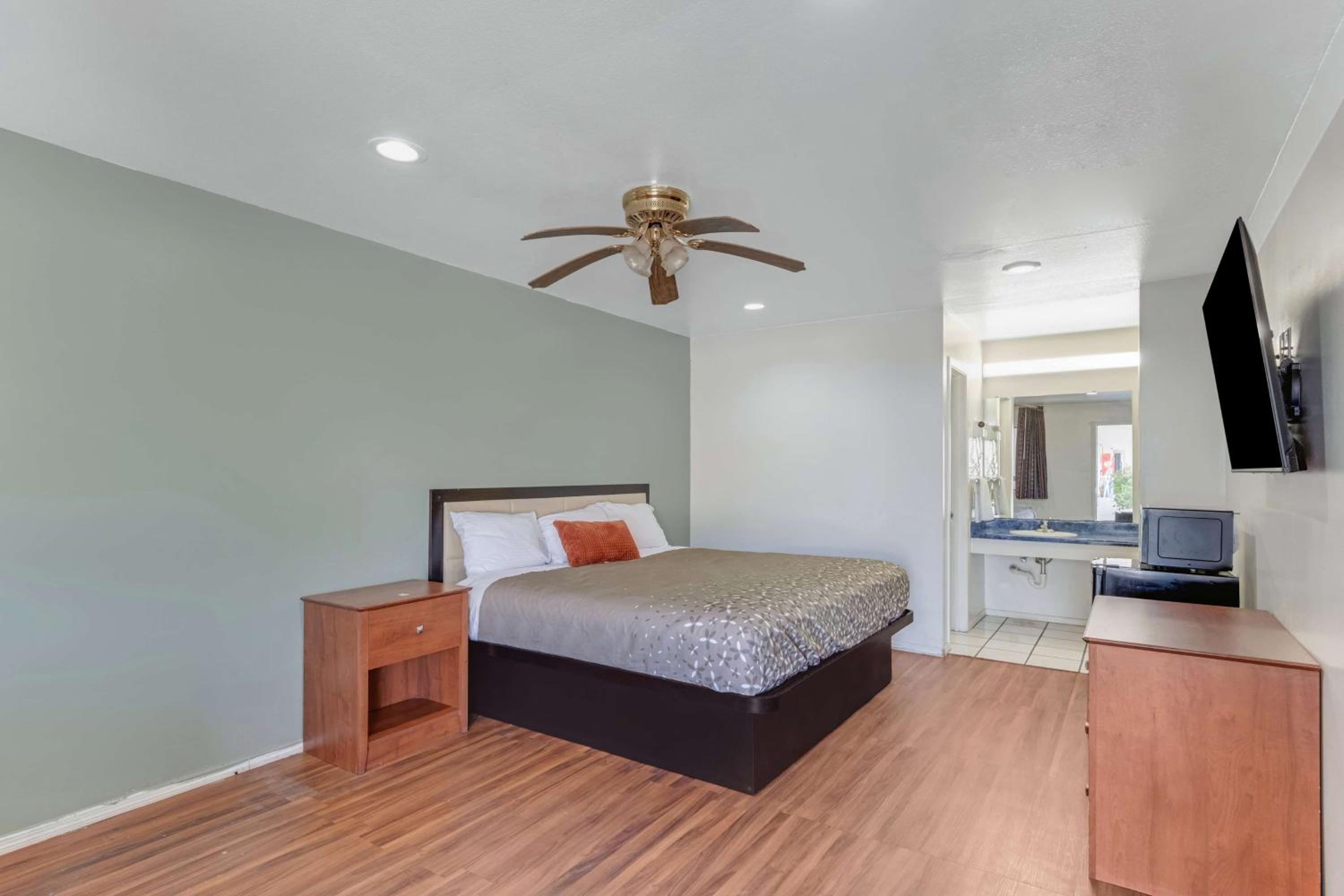 Exterior King Bed Non-Smoking