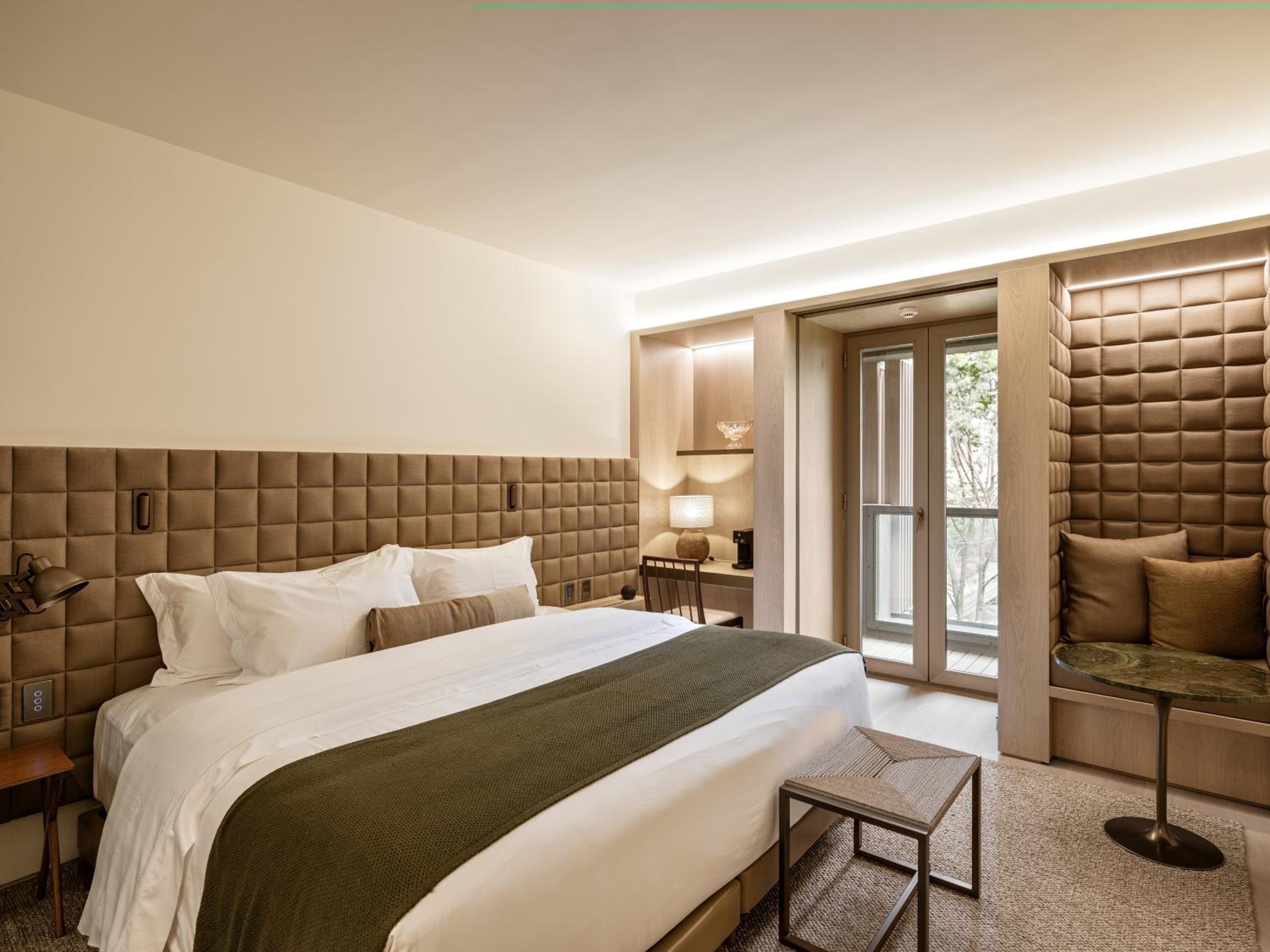 Deluxe Apartment with One King Bed (Non Smoking)