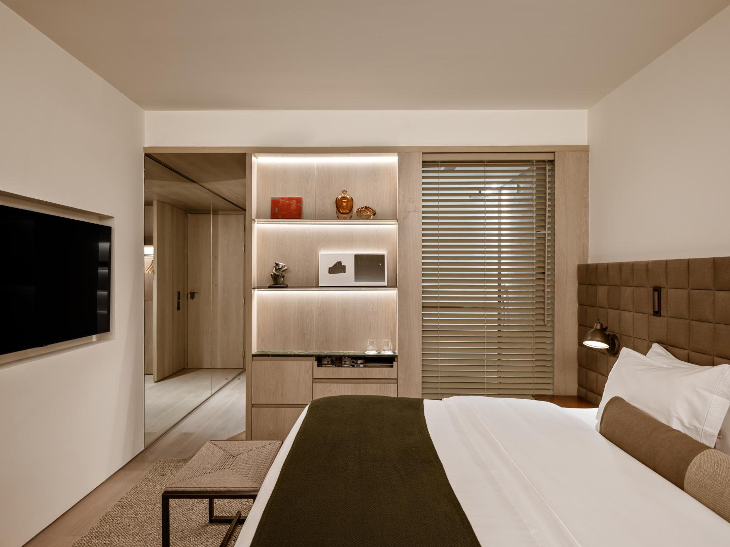 Deluxe Apartment with One King Bed (Non Smoking)