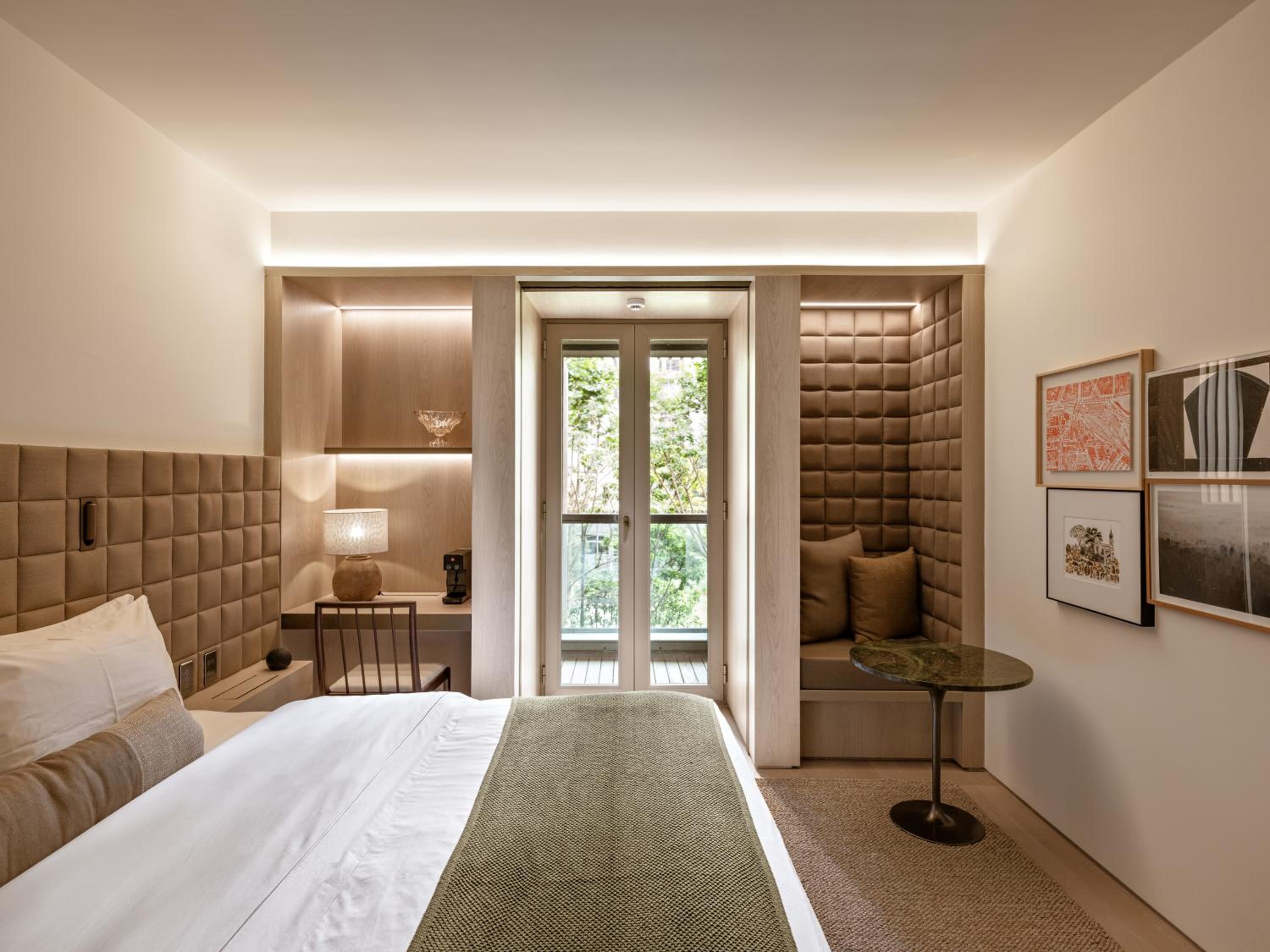 Deluxe Apartment with One King Bed (Non Smoking)