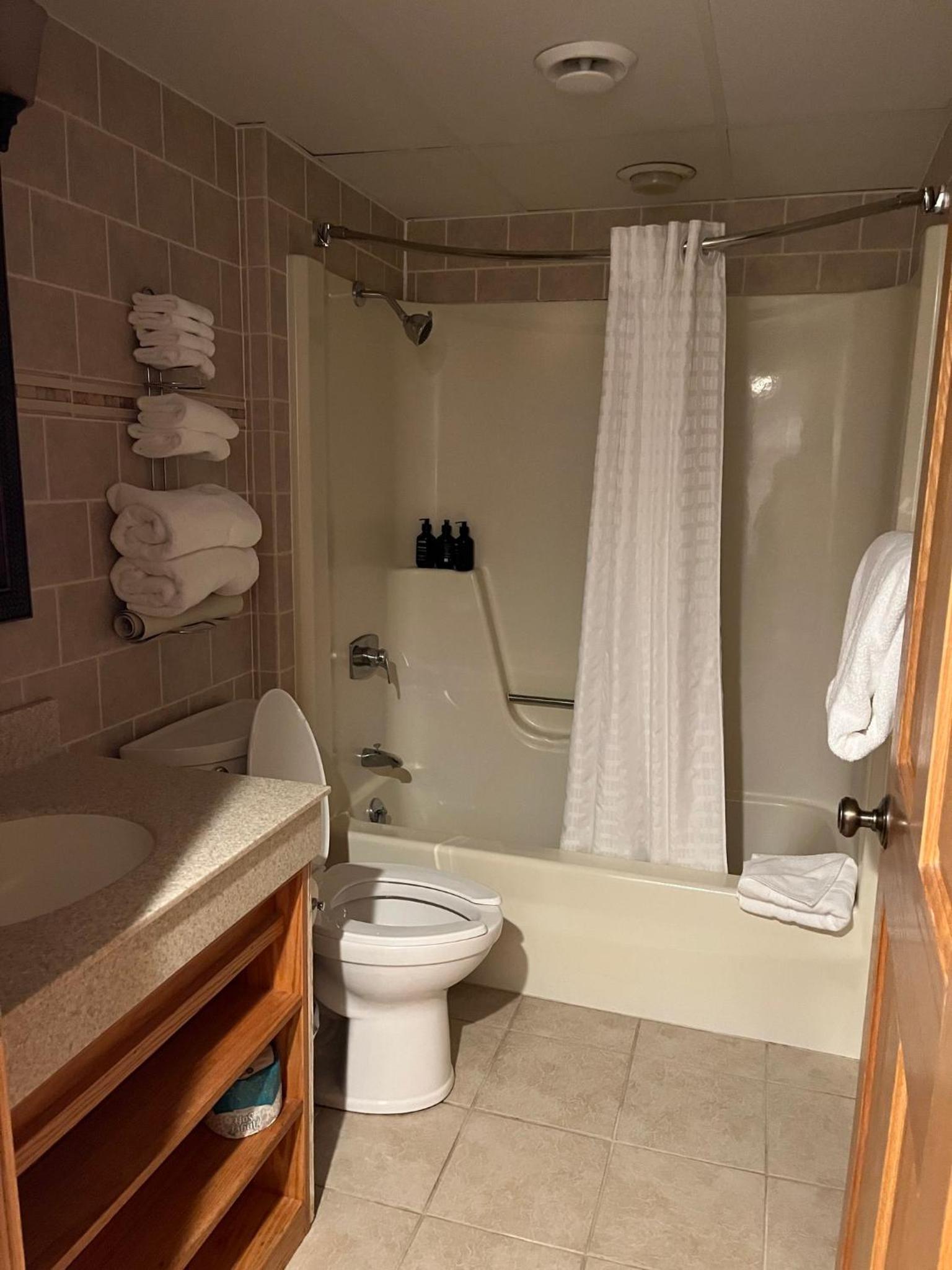 Standard Queen Room with Two Queen Beds photo 2