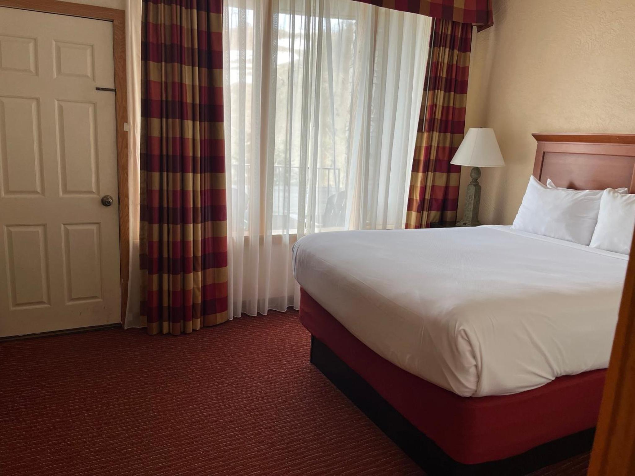 Standard Queen Room with Two Queen Beds photo 3