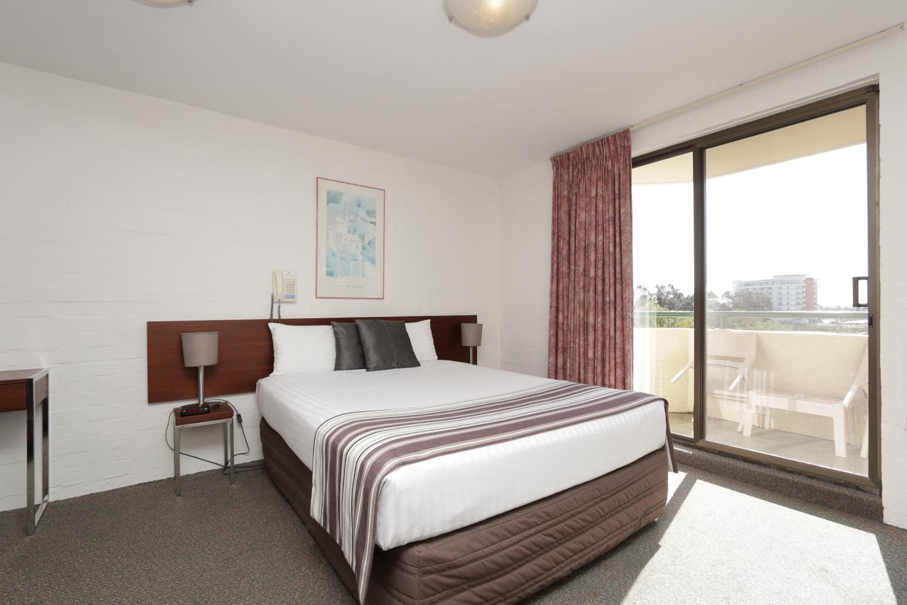 Standard Queen with Free Wifi and Parking photo 3