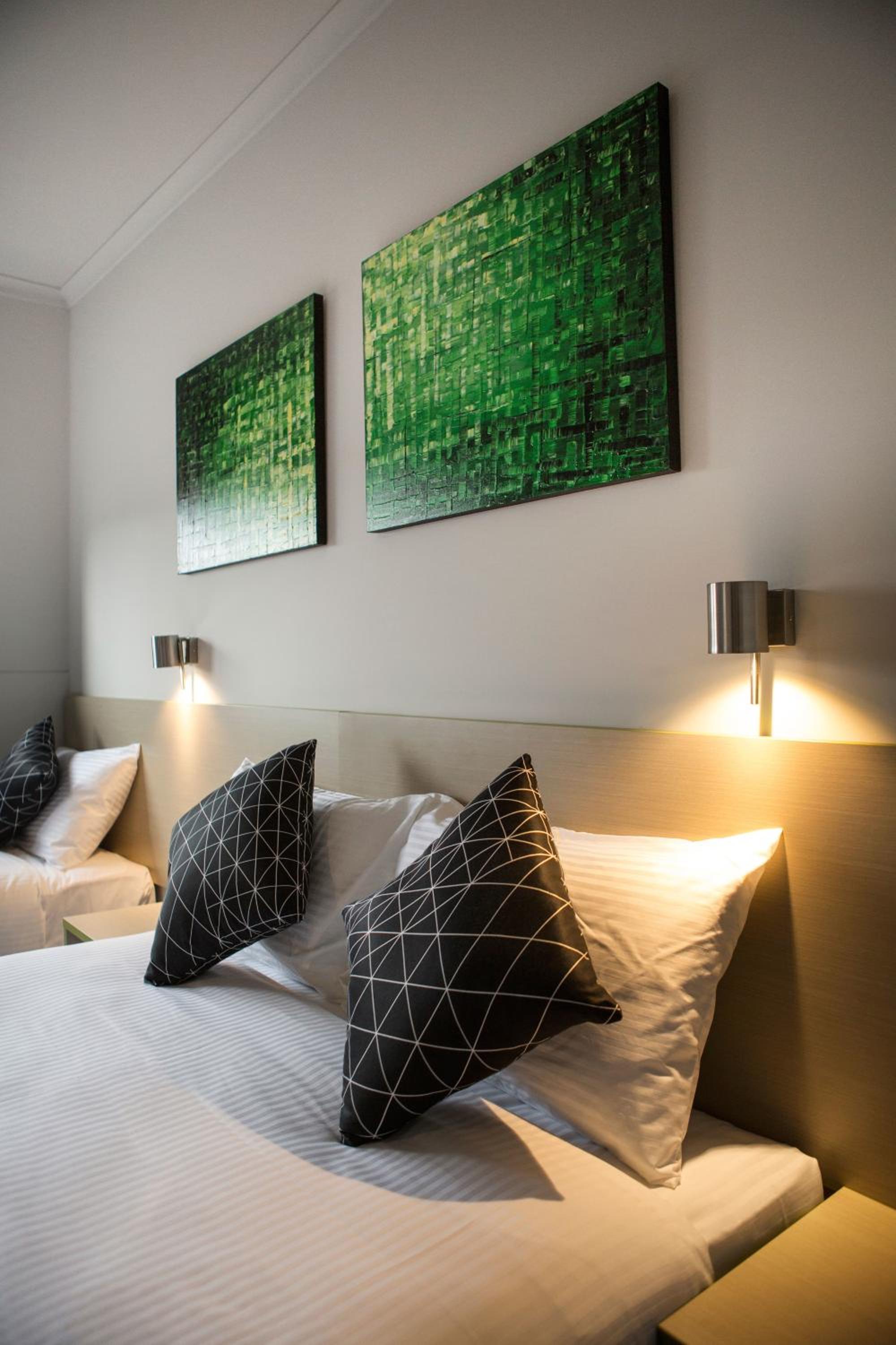 Queen Studio with Free Welcome Drink for Two Guests photo 3