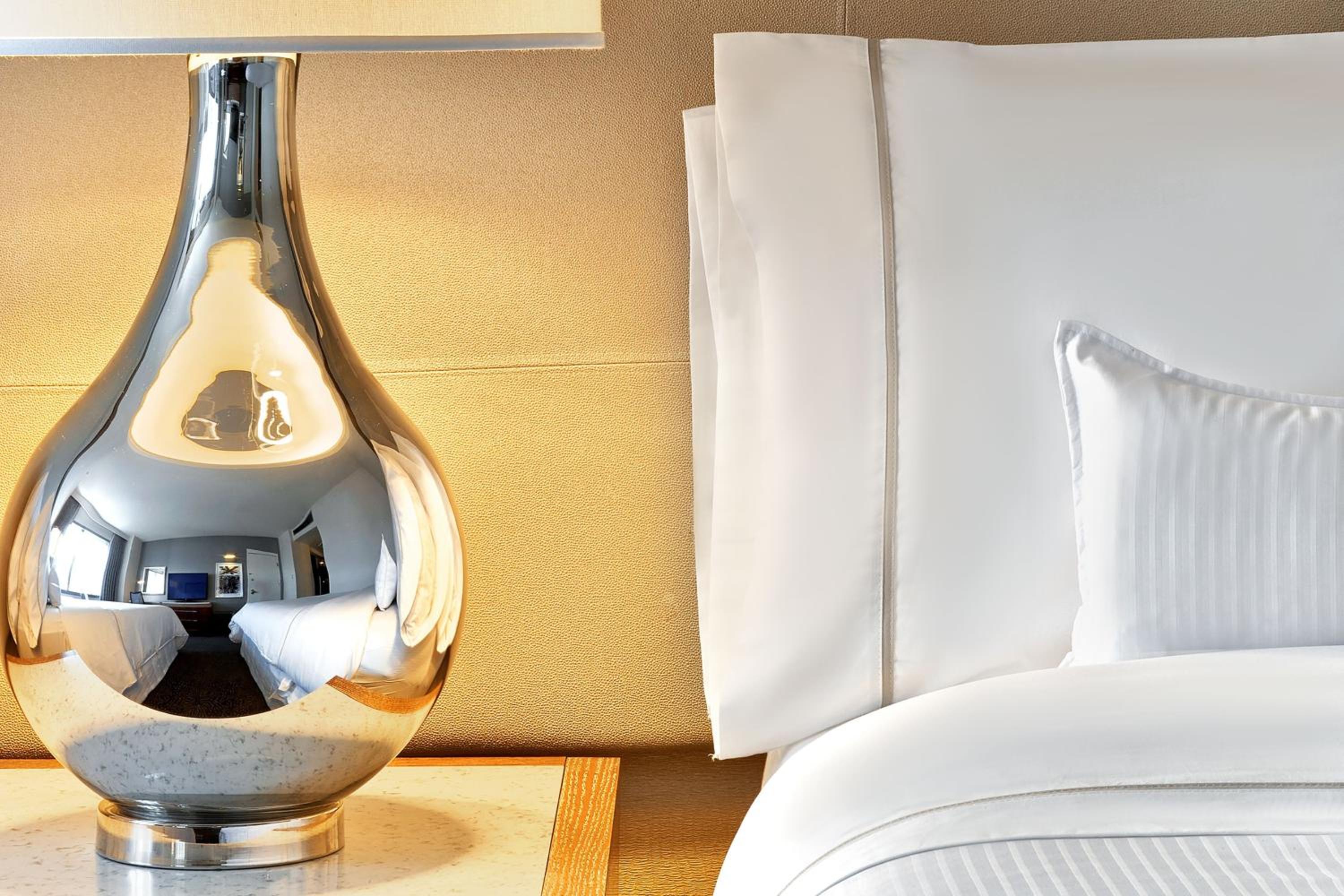 Premium King Room with Skyline View and Adapted Tub - Mobility and Hearing Accessible