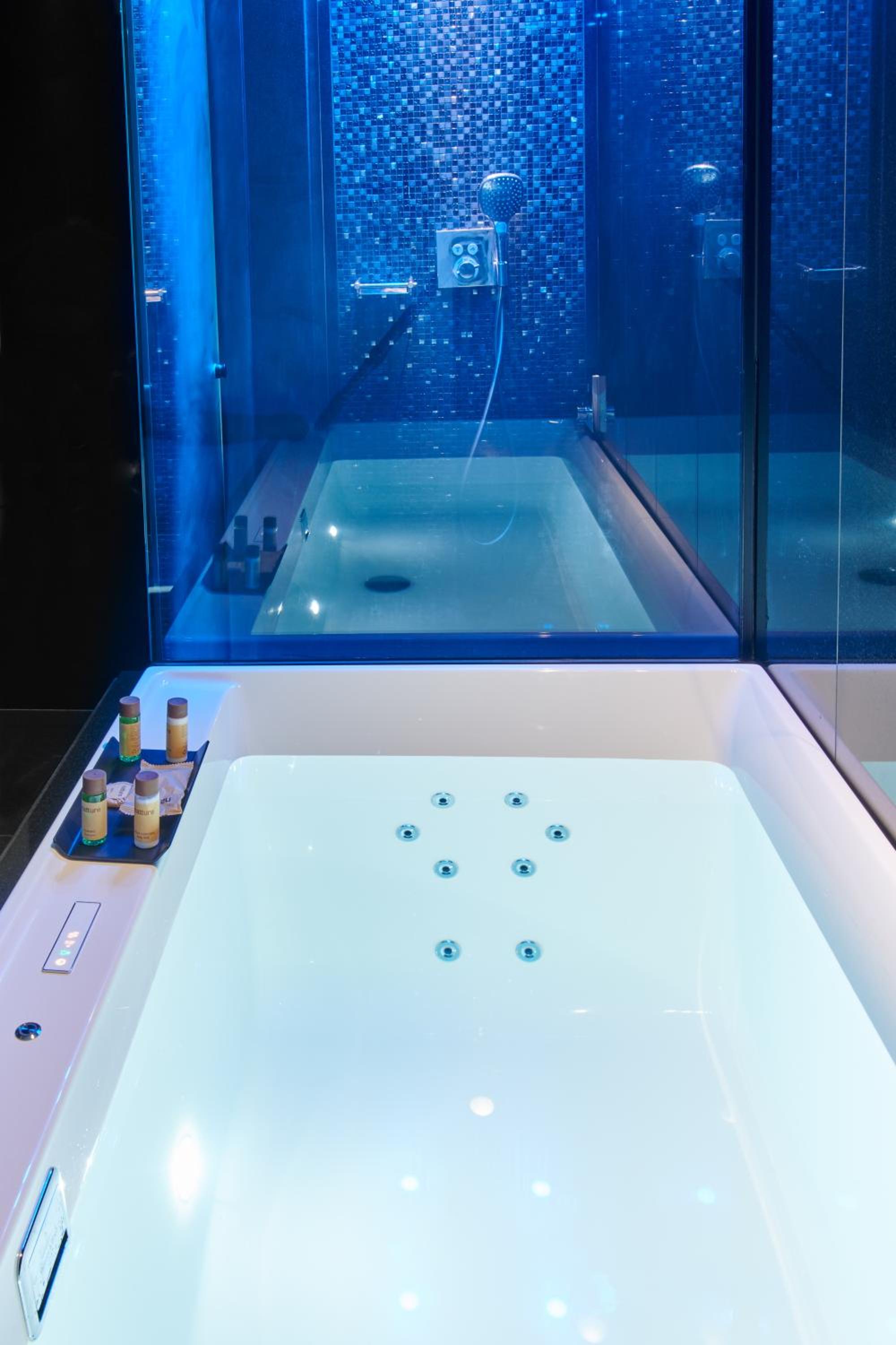 Deluxe Queen Suite with Spa Bath - Photo 6