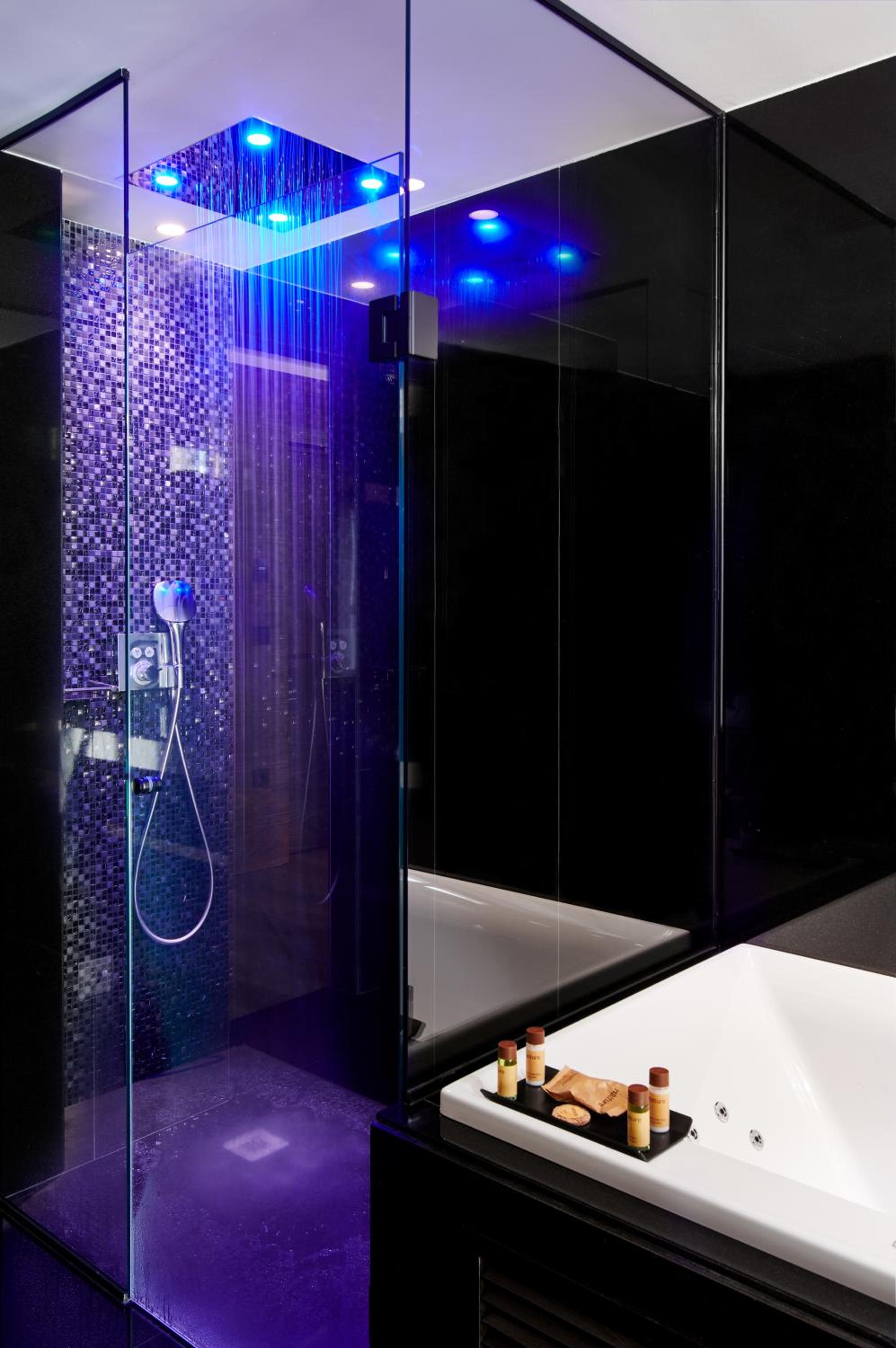 Deluxe Queen Suite with Spa Bath - Photo 7