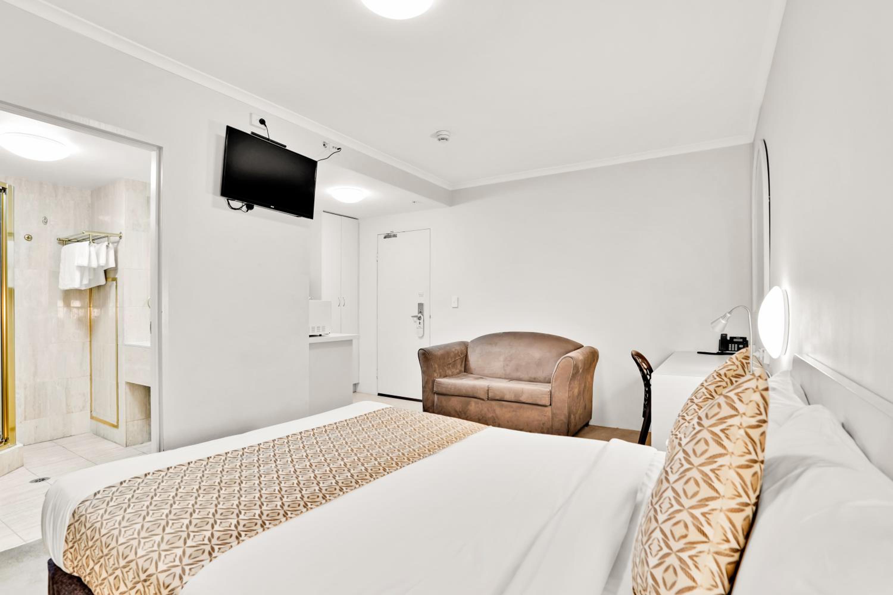 Standard Suite - Photo 4