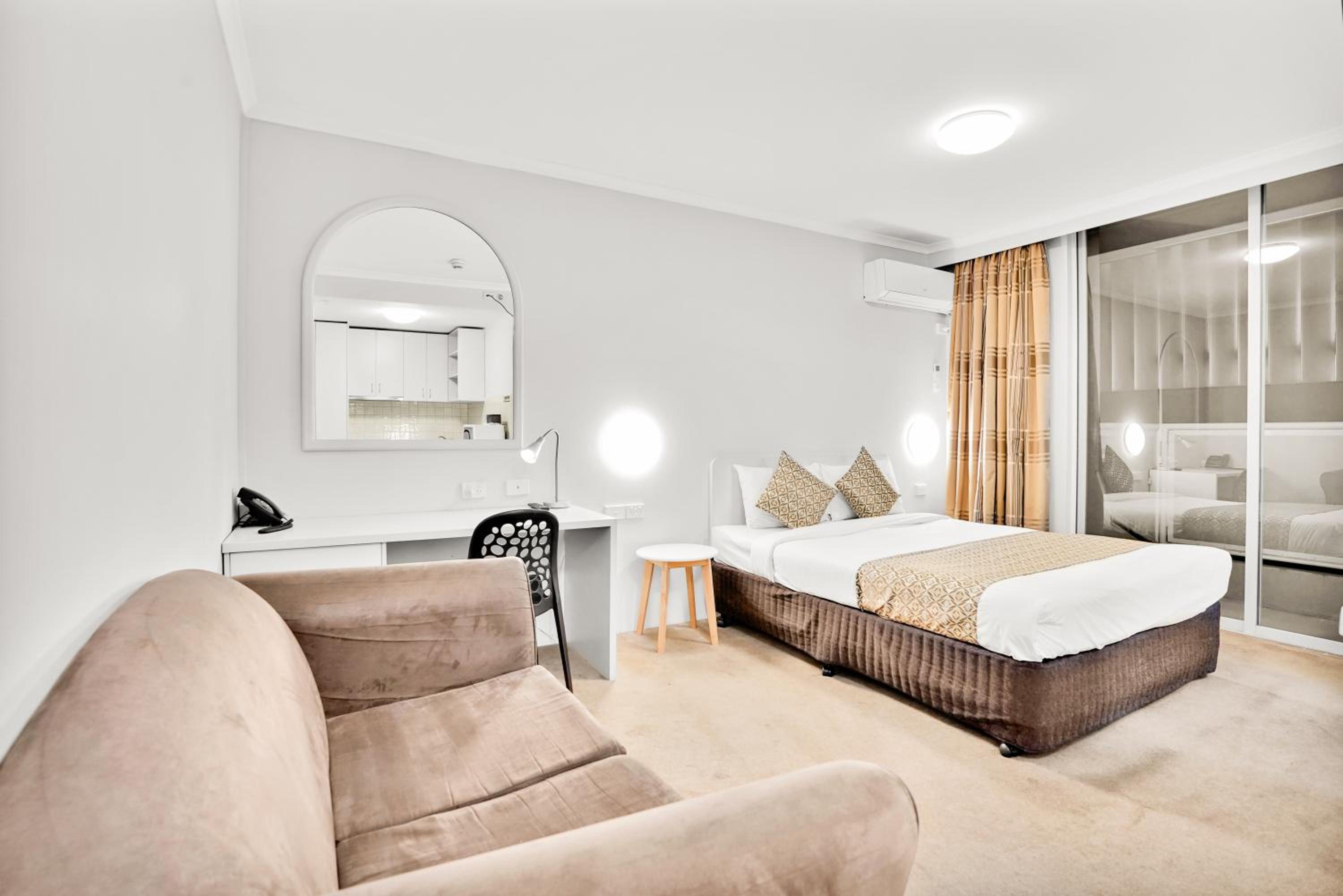 Standard Suite - Photo 3