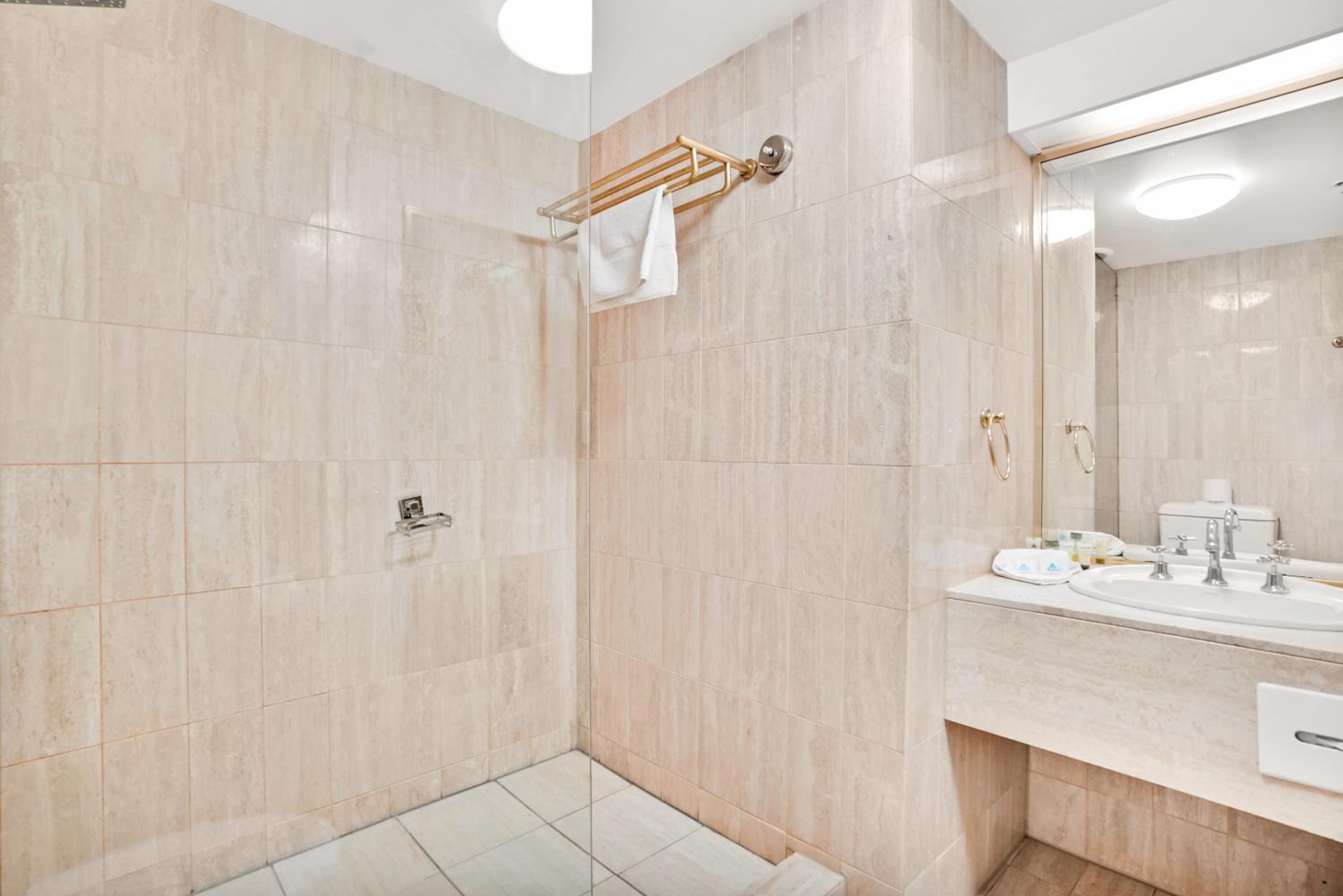 Standard Suite - Photo 5