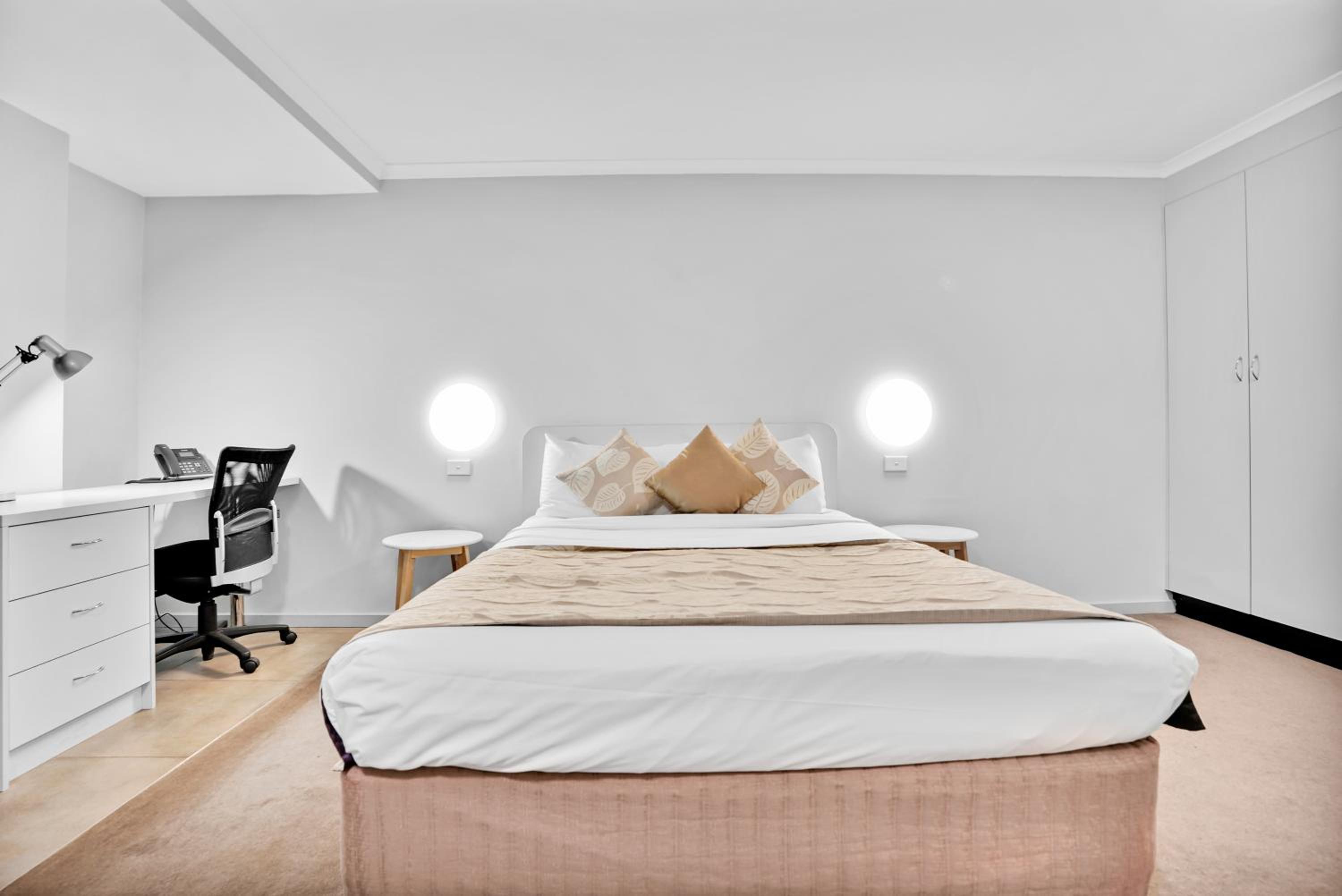 Executive Suite - Photo 3
