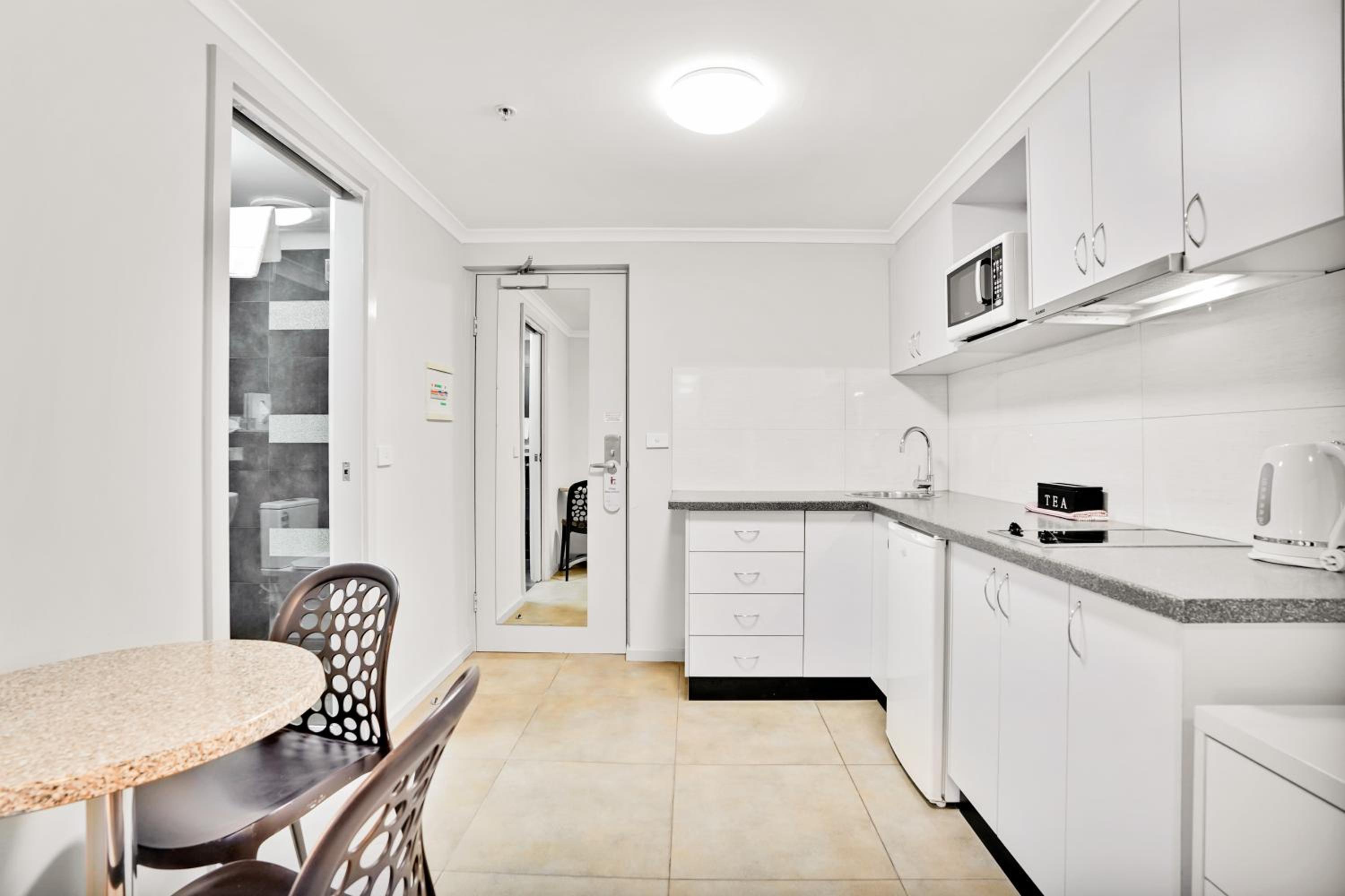 Executive Suite - Photo 6