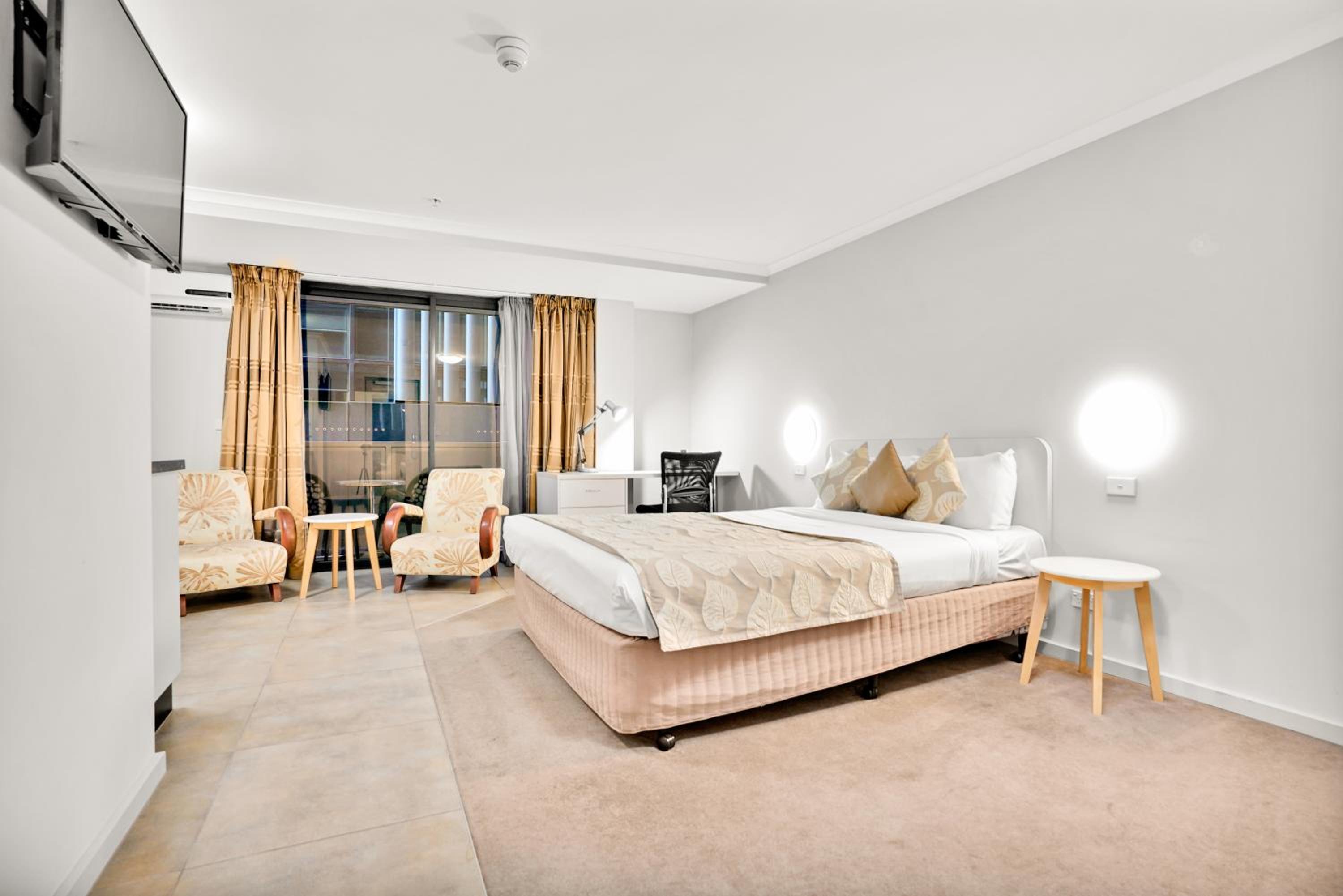 Executive Suite - Photo 2