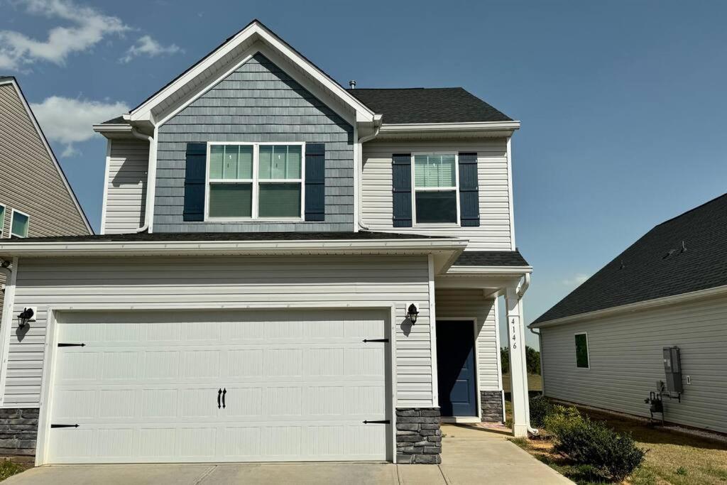 Three-Bedroom House photo 3