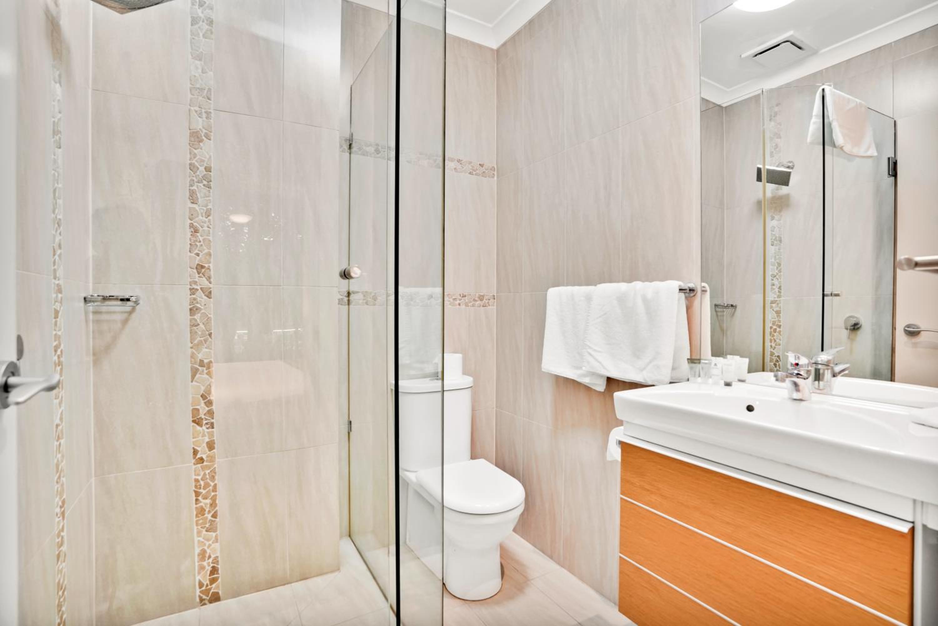 Lygon Front Suite - Photo 5