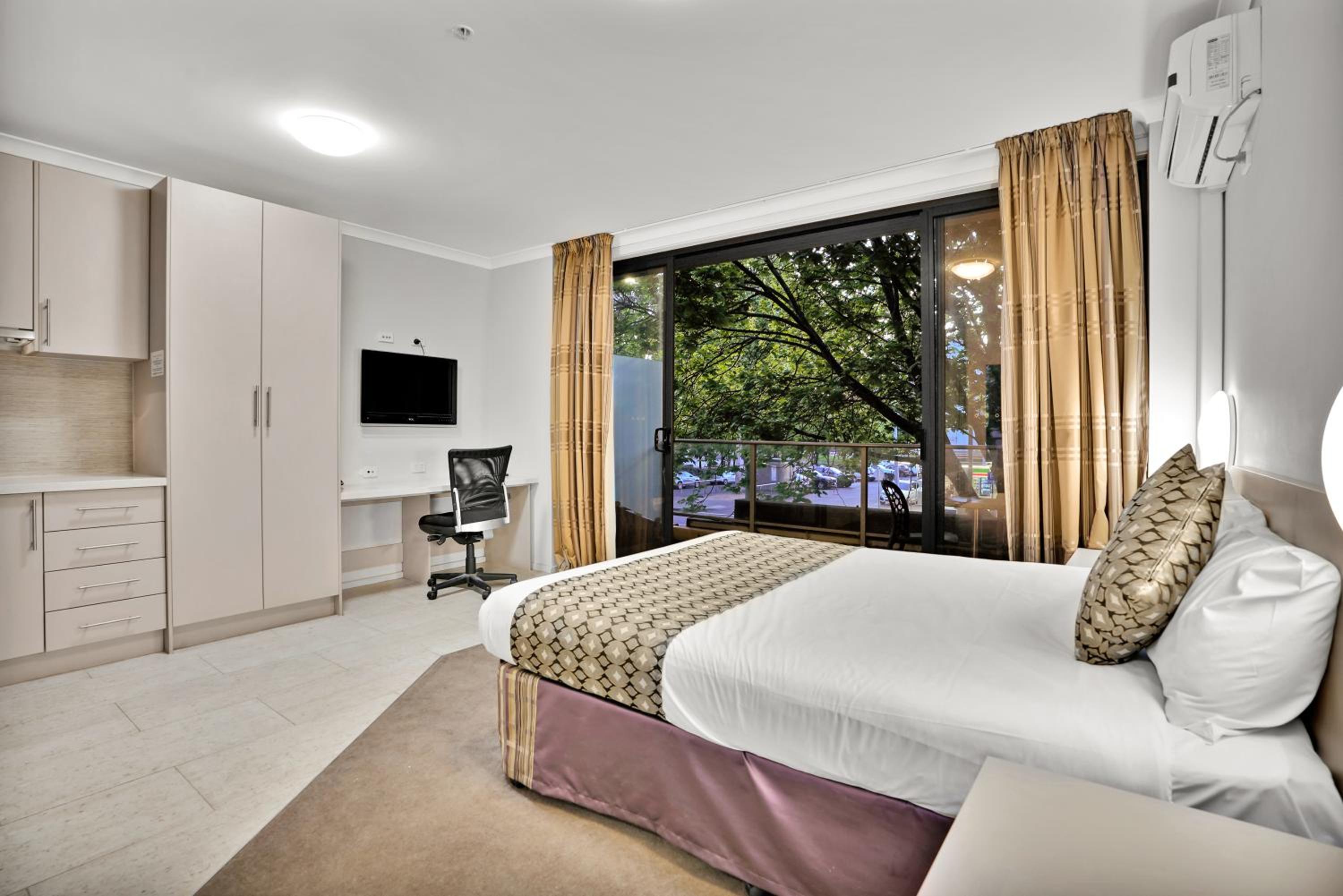 Lygon Front Suite - Photo 1