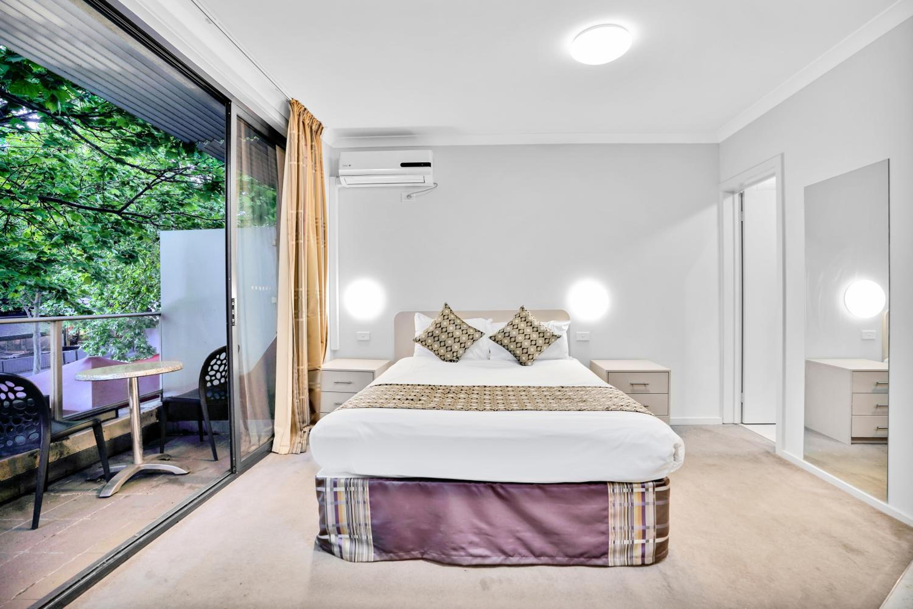 Lygon Front Suite - Photo 6