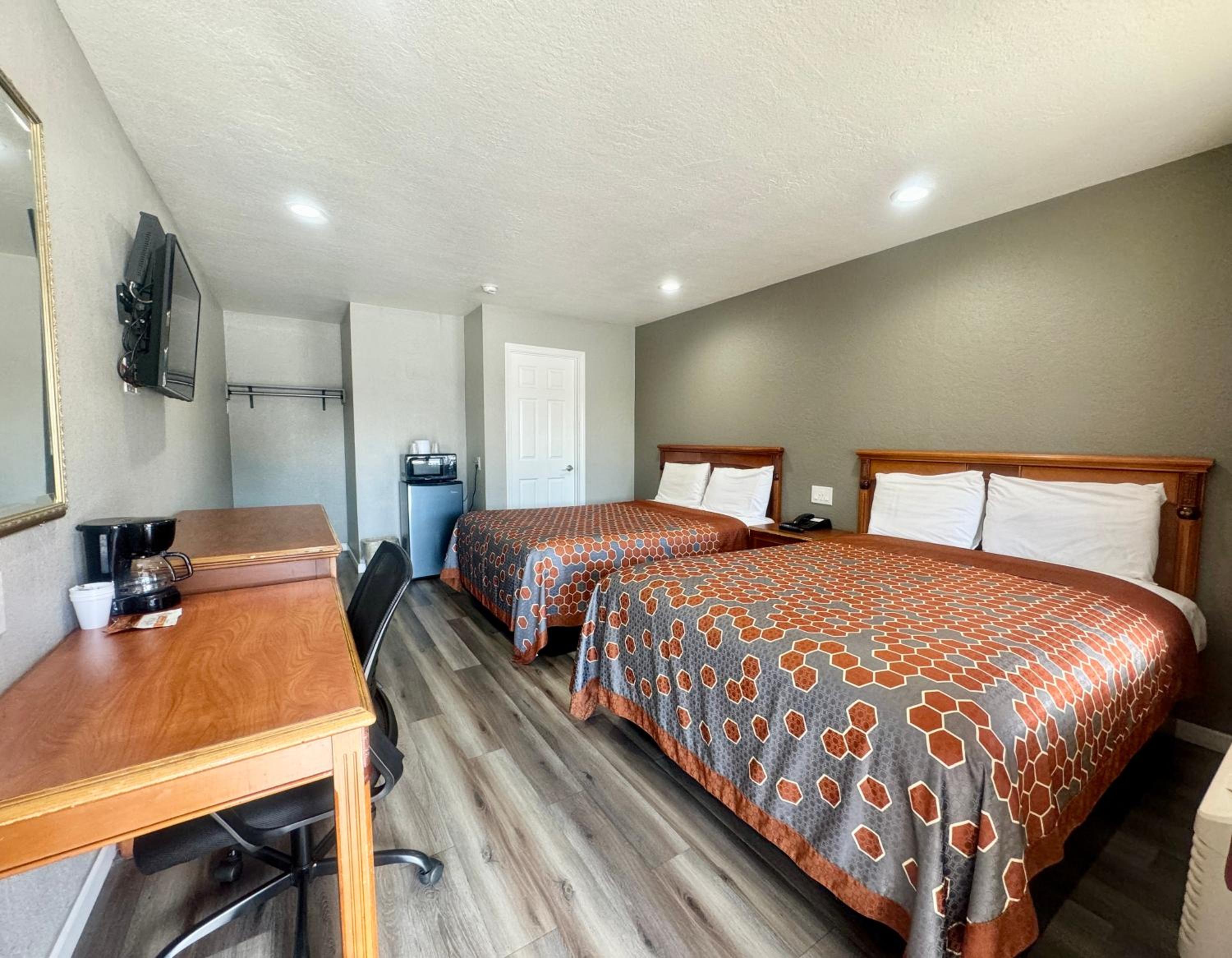 Deluxe Queen Room with Two Queen Beds photo 1
