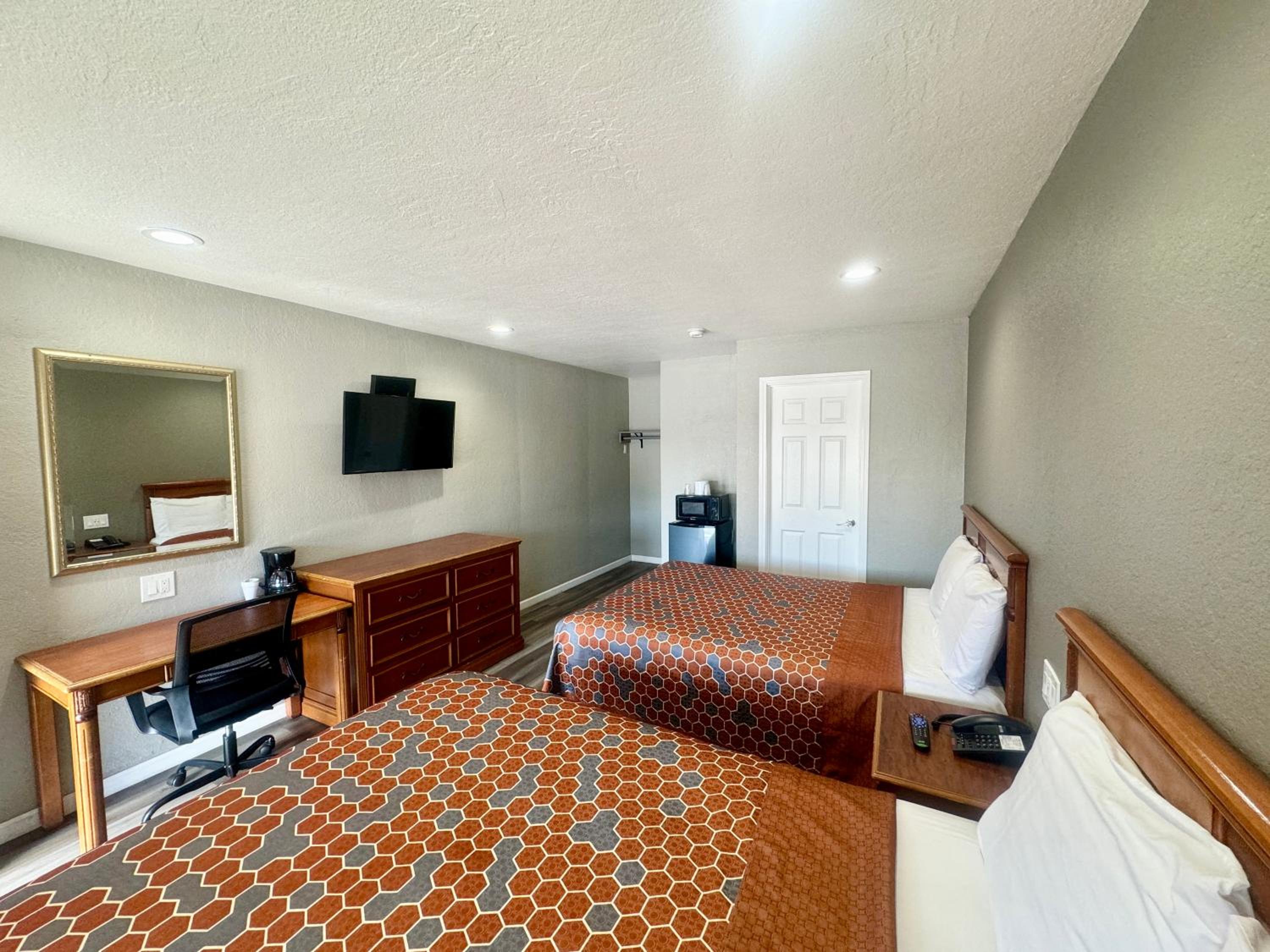 Deluxe Queen Room with Two Queen Beds photo 2