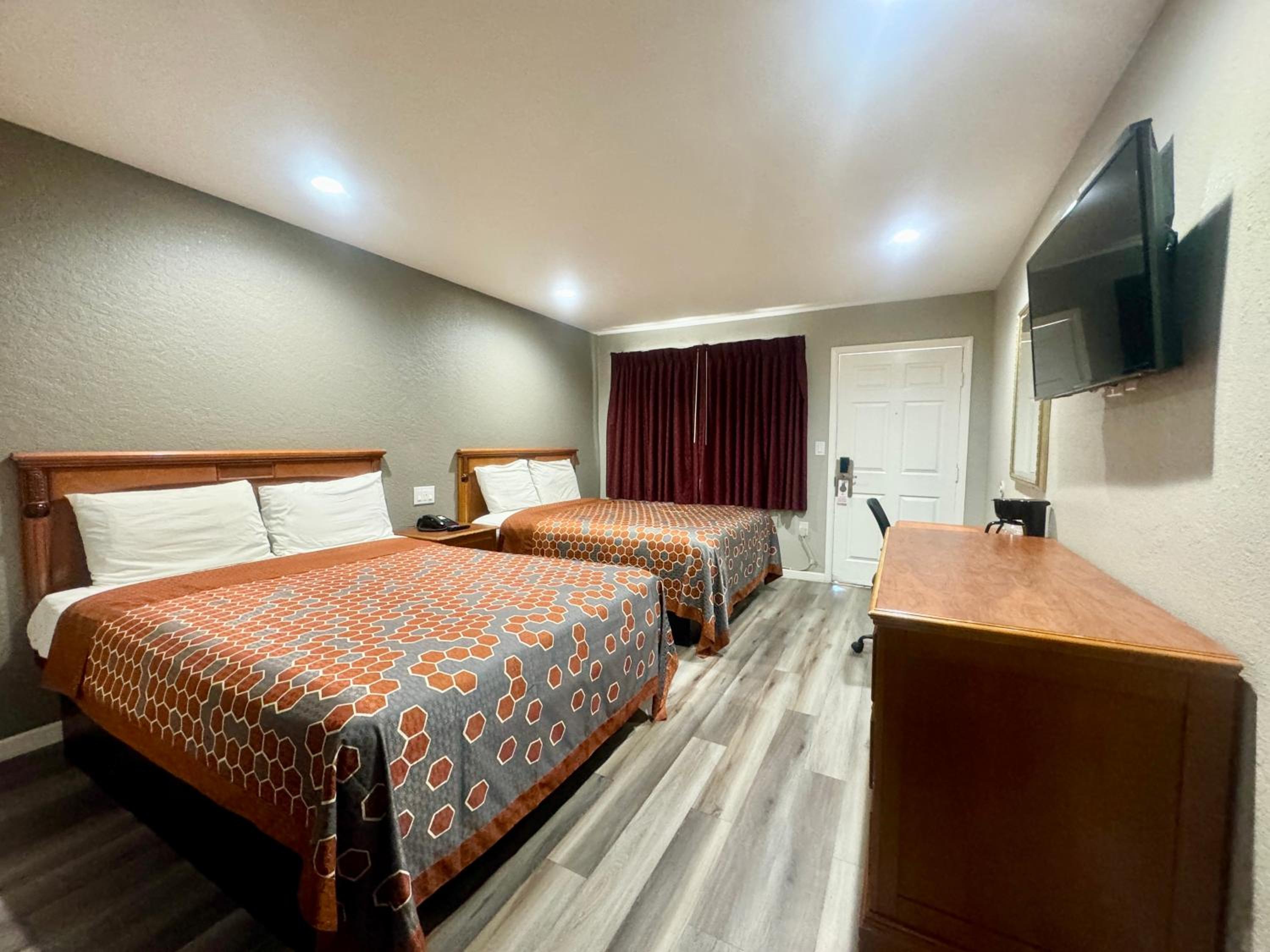 Deluxe Queen Room with Two Queen Beds, photo 7