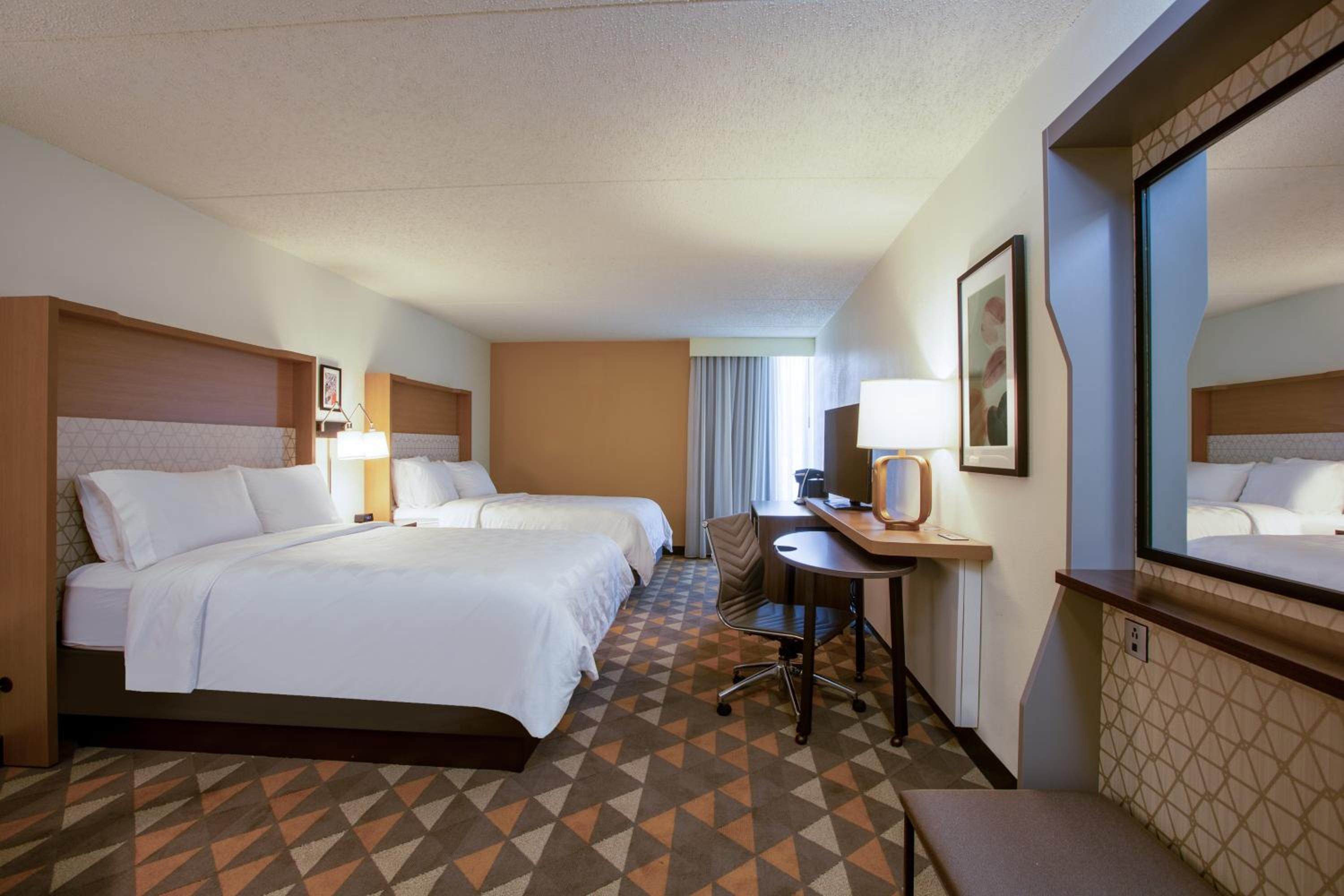 Premium Queen Room with Two Queen Beds - Photo 4