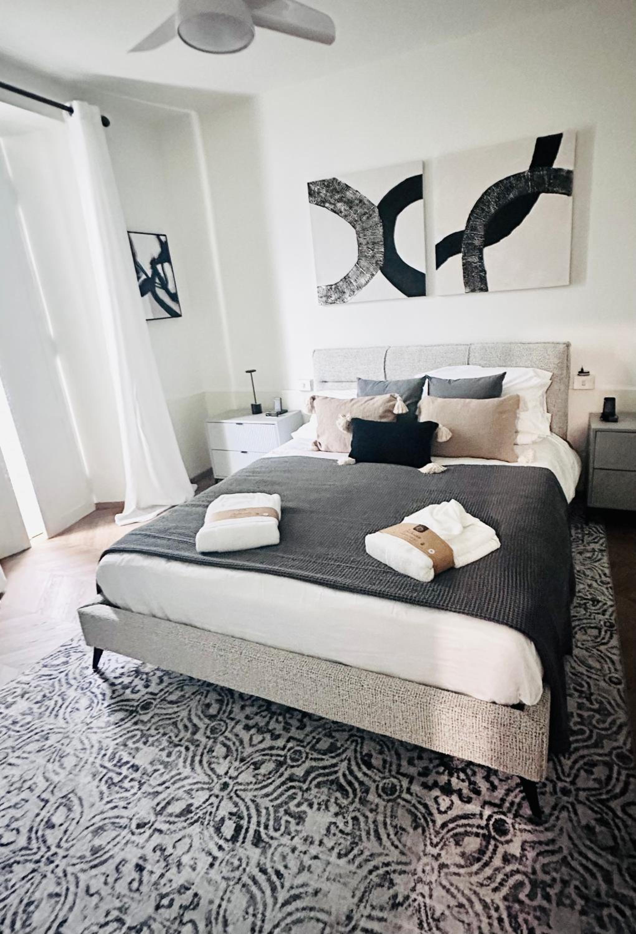 One-Bedroom Apartment photo 1