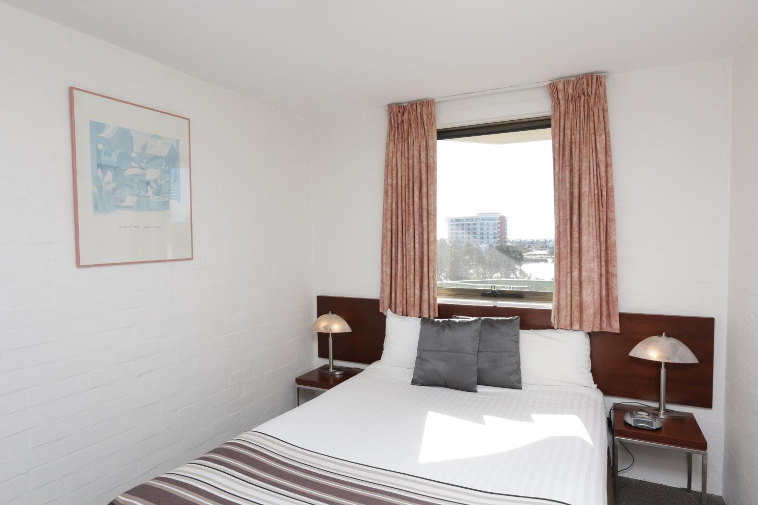 One-Bedroom Apartment with Free Wifi and Parking photo 3