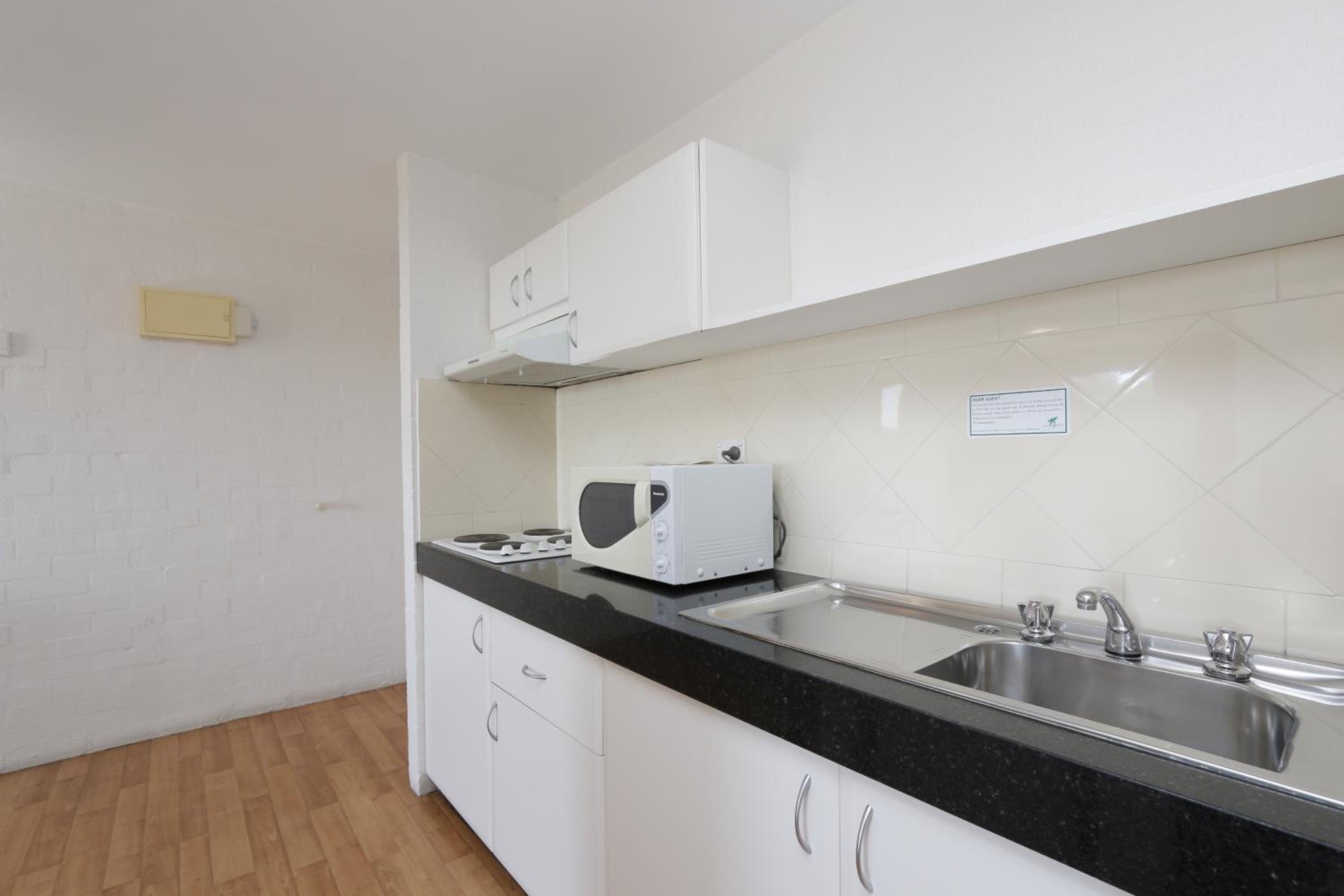 One-Bedroom Apartment with Free Wifi and Parking photo 2