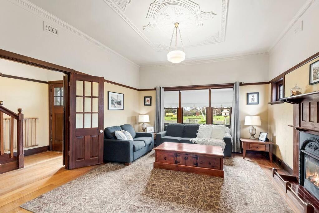 Five-Bedroom House photo 1