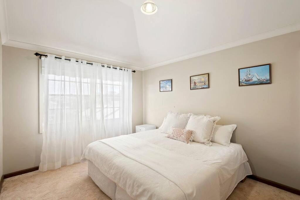 Five-Bedroom House photo 3
