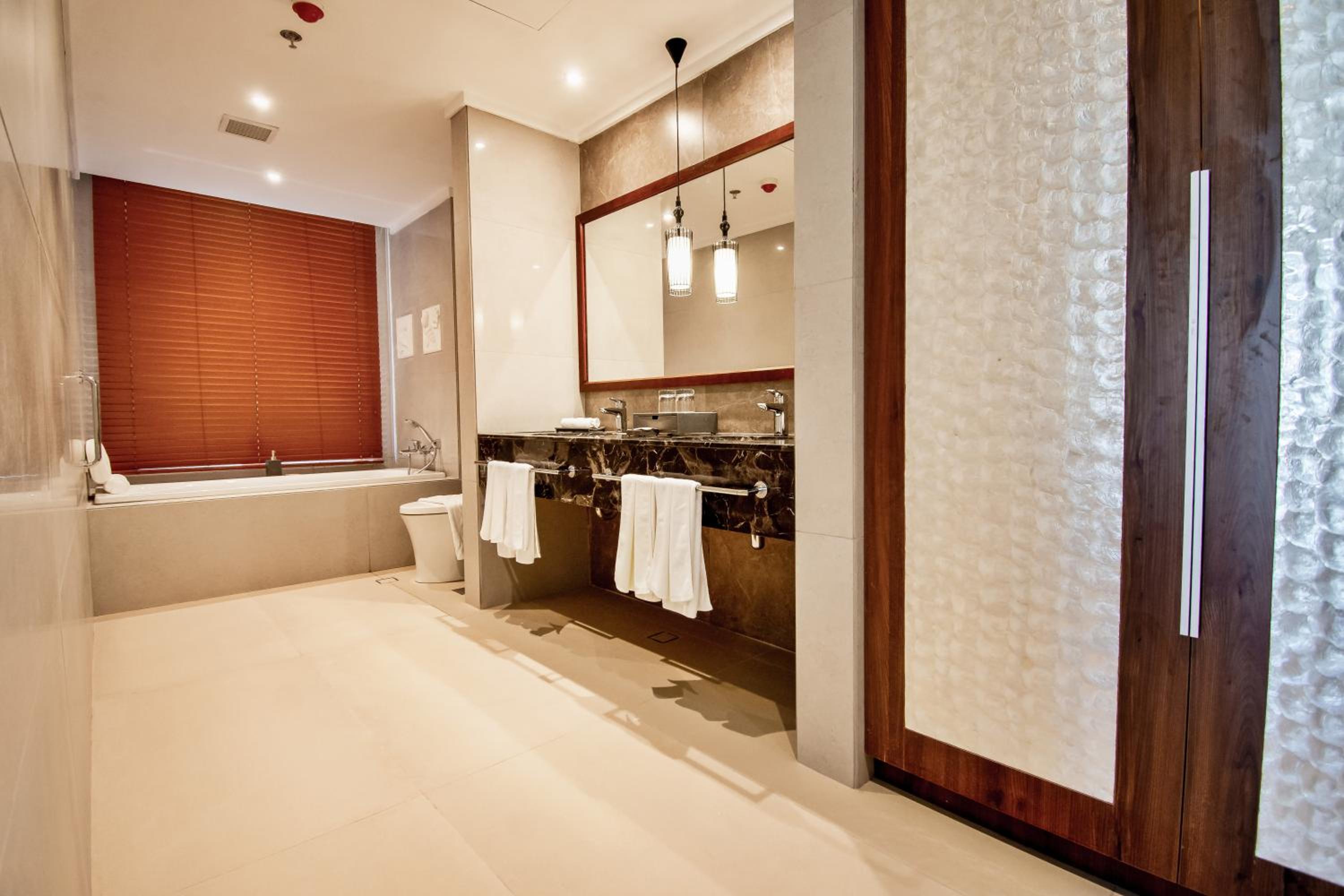 West One Bedroom Suite - Photo 4