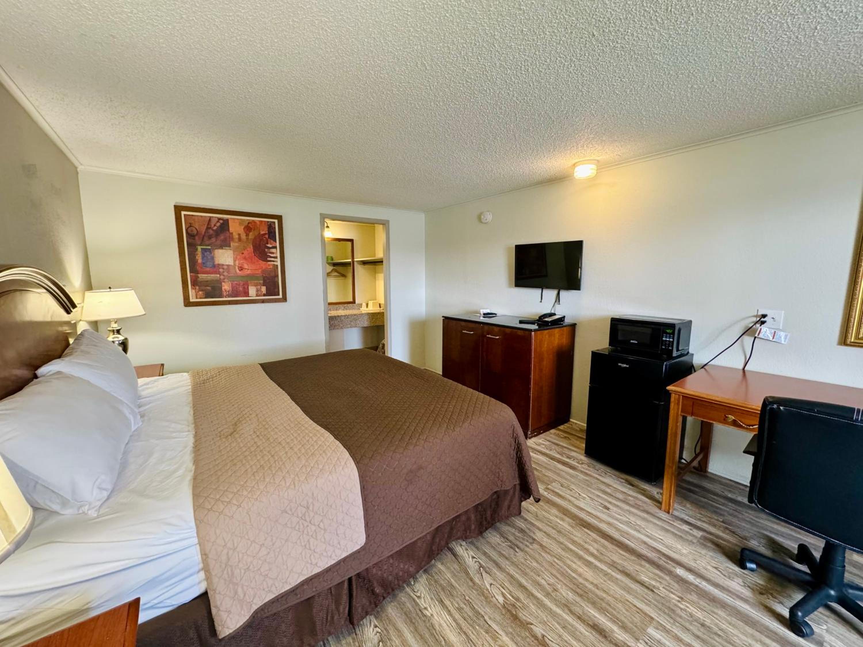 King Room - Non-Smoking - Photo 2