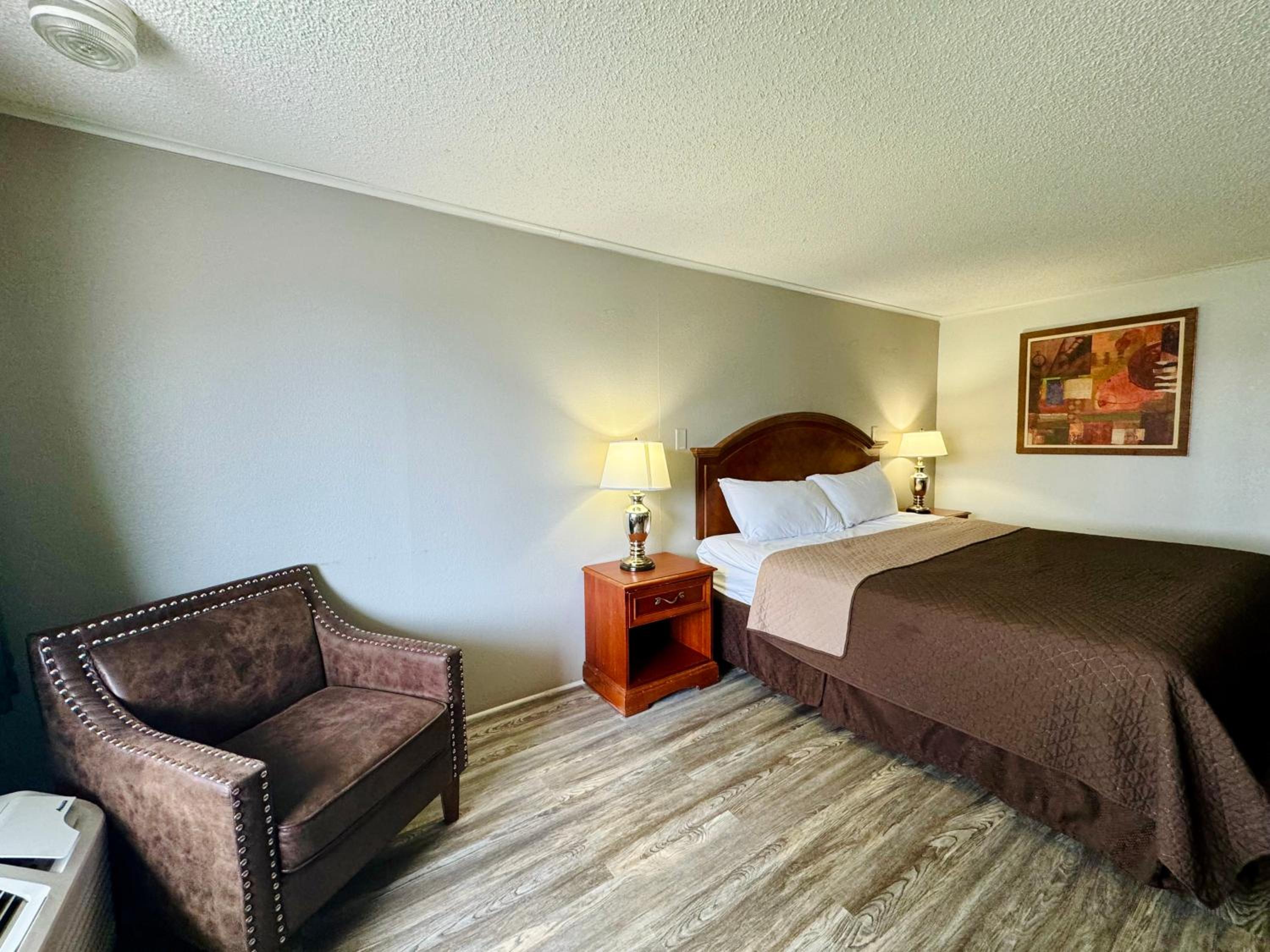 King Room - Non-Smoking - Photo 5