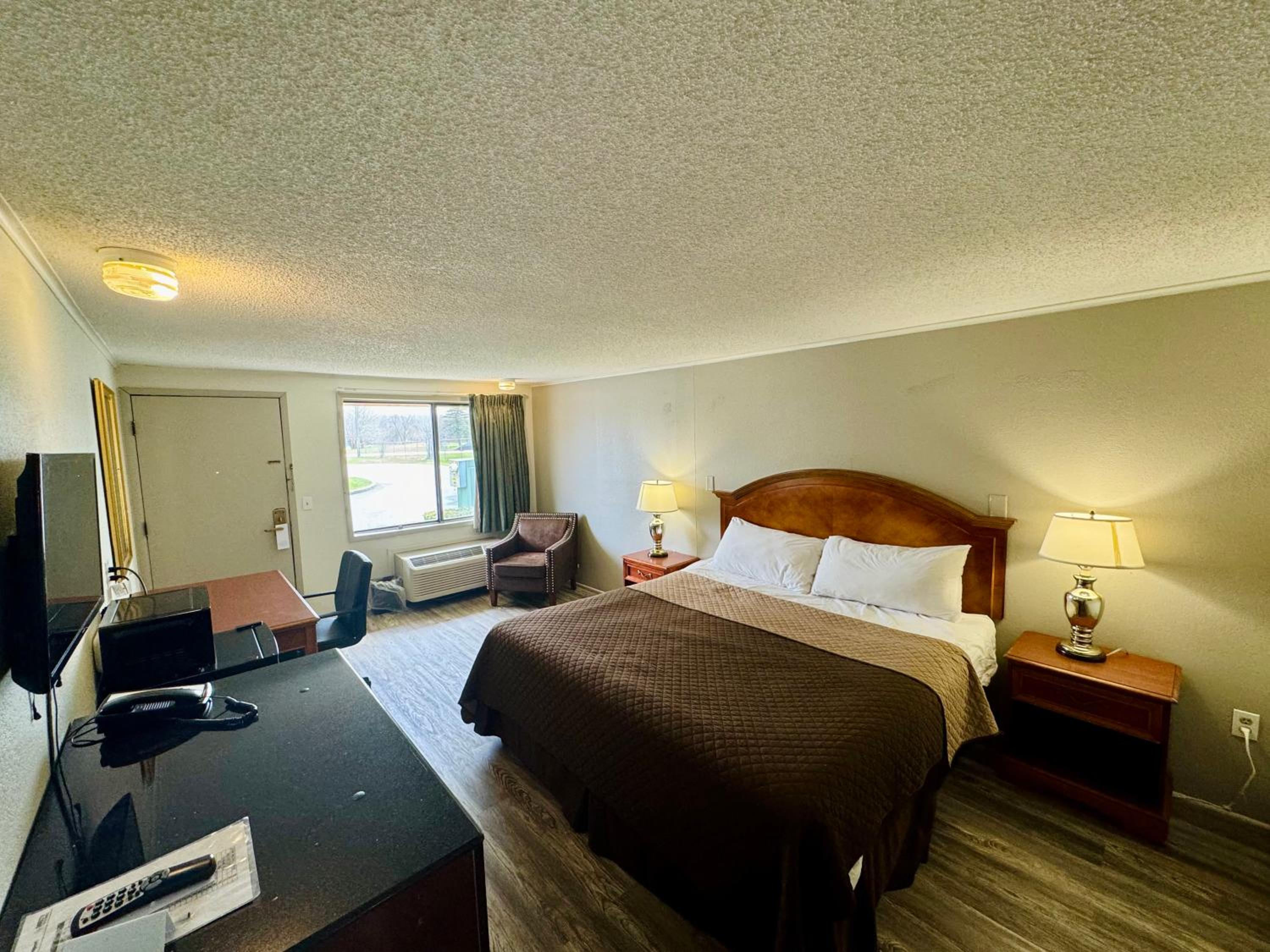 King Room - Non-Smoking - Photo 8