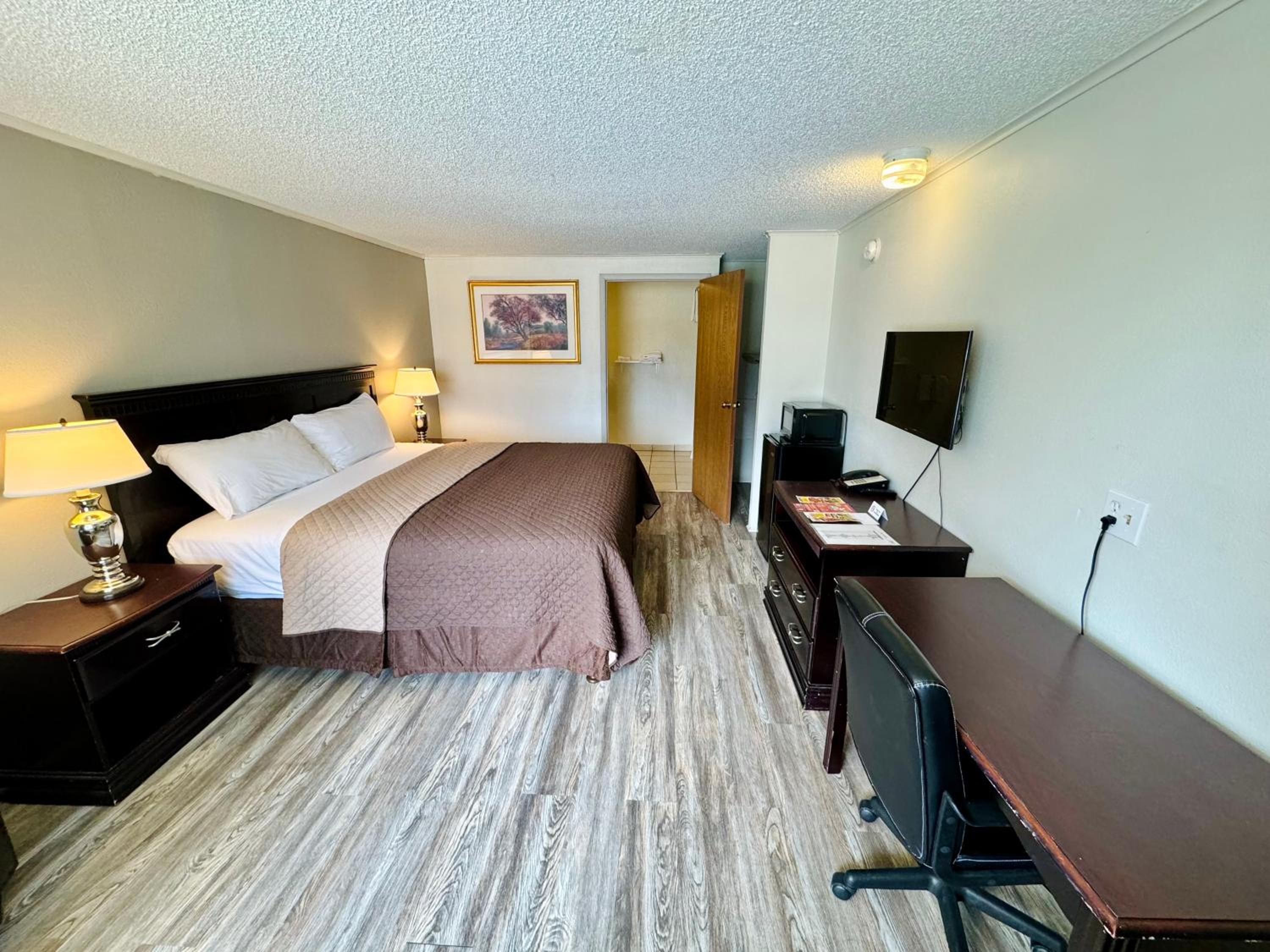 King Room - Non-Smoking - Photo 6