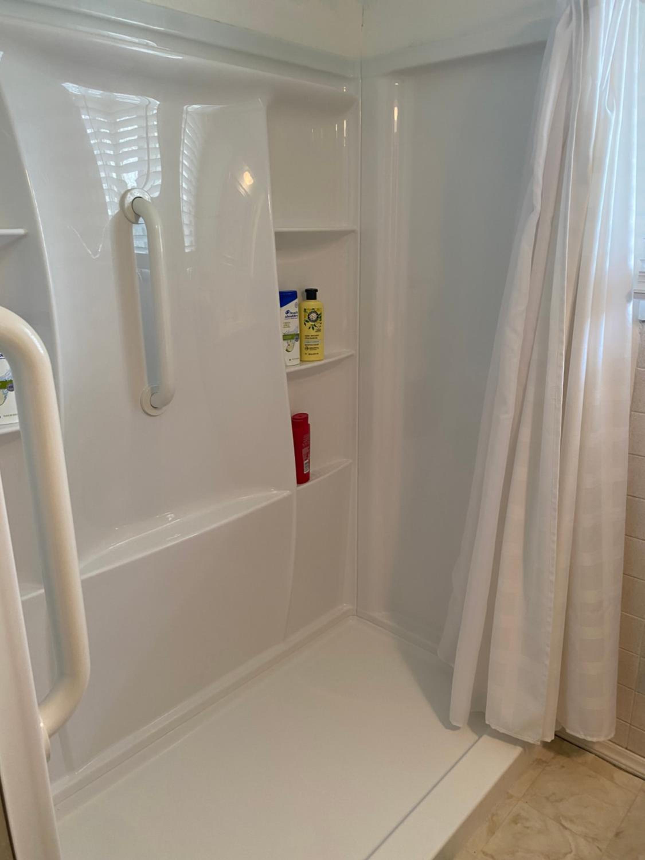 Queen Room with Shared Bathroom photo 3