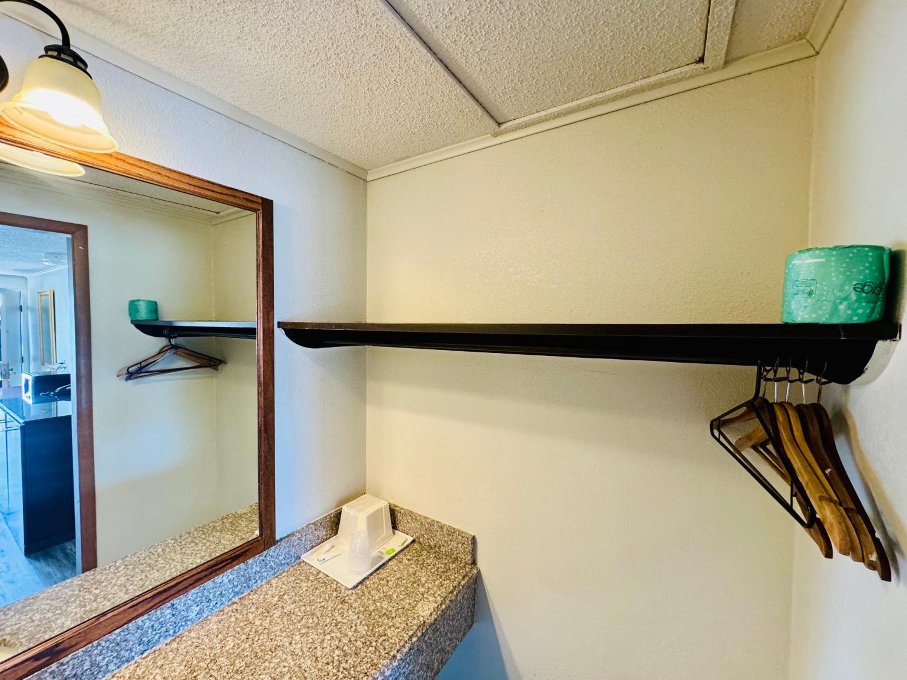 King Room - Disability Access/Non-Smoking - Photo 4