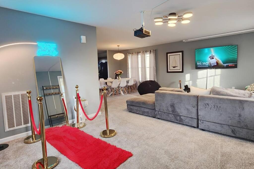 Five-Bedroom House photo 3