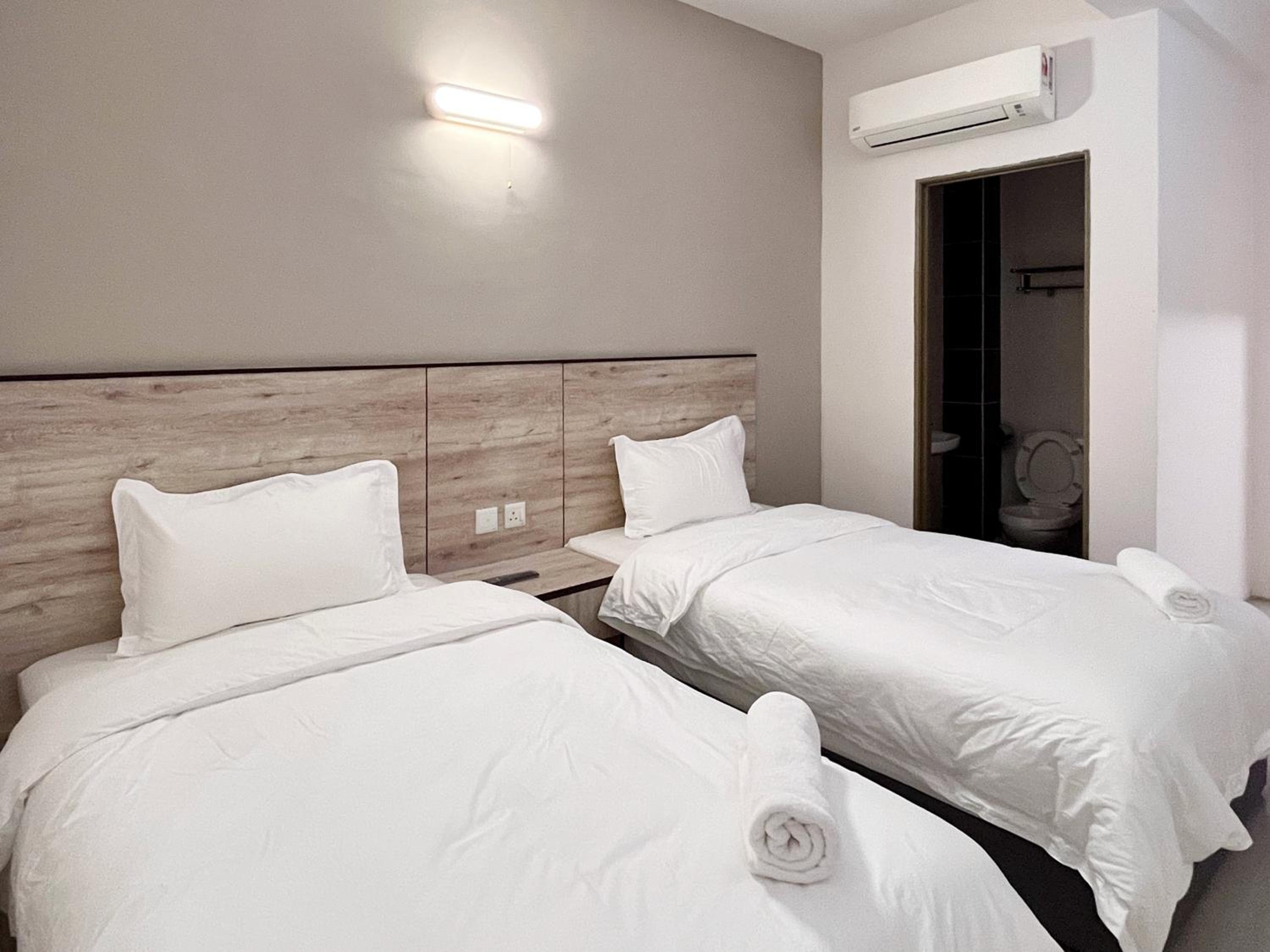 Standard Twin Room - Photo 3