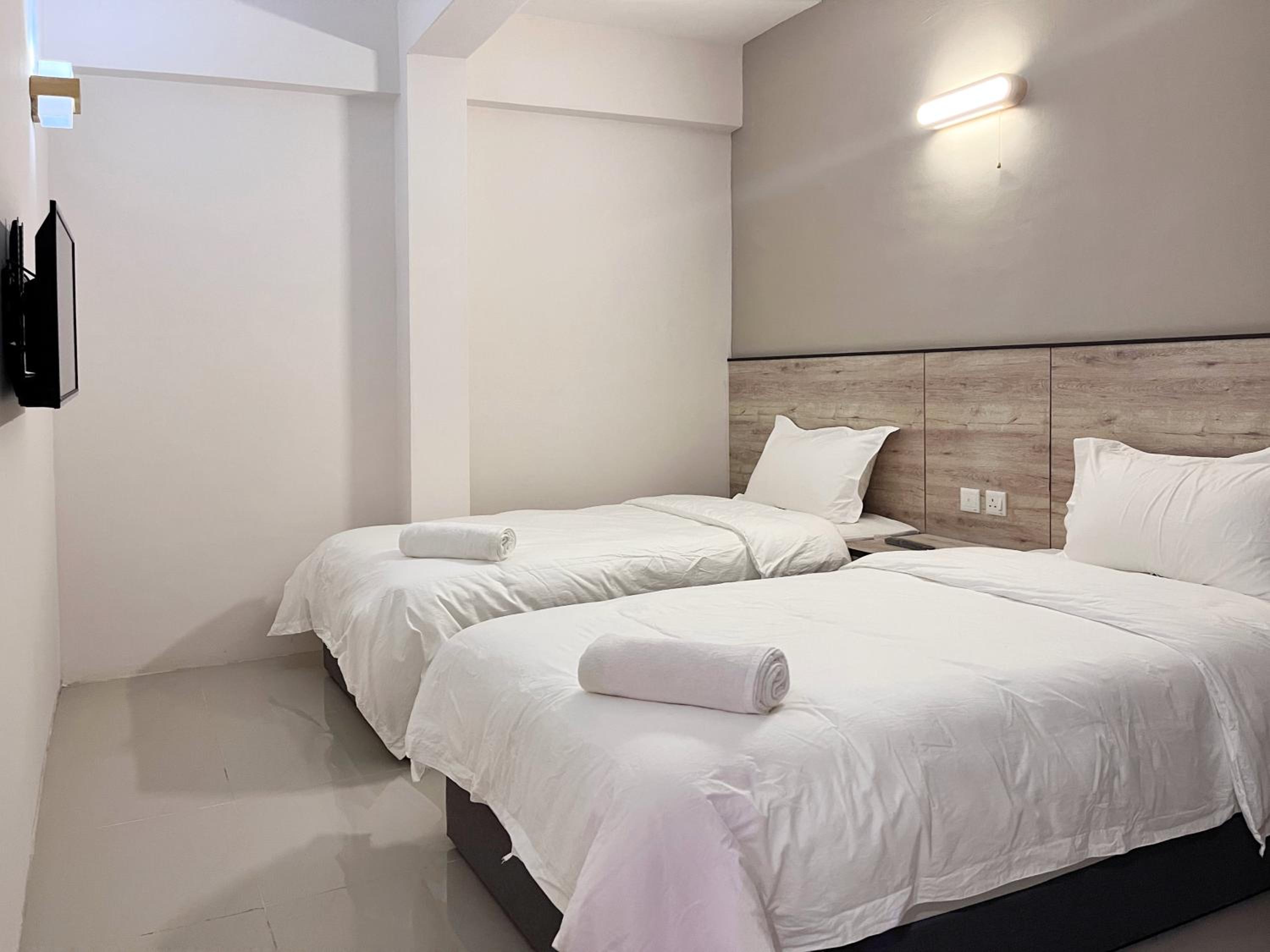 Standard Twin Room - Photo 4