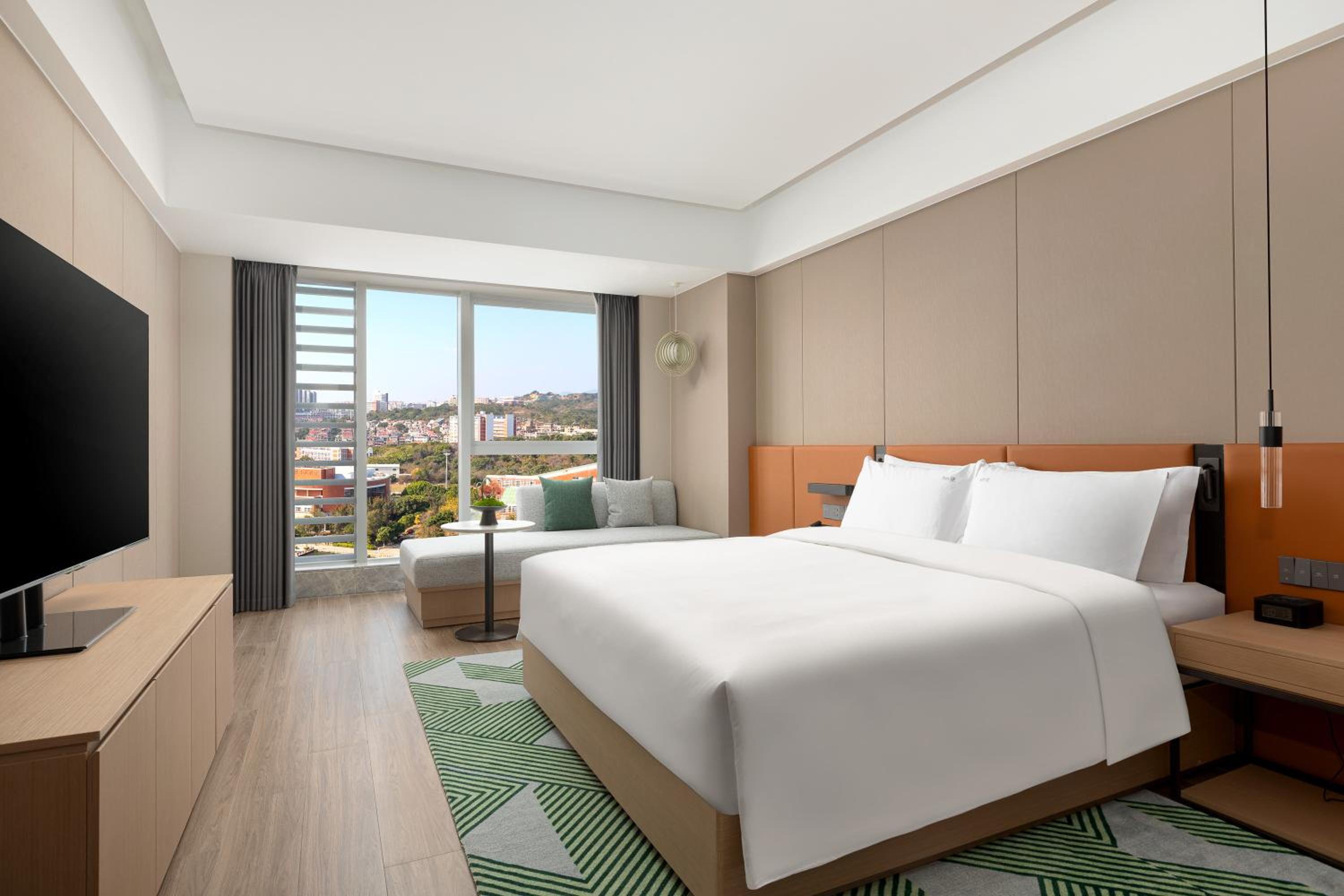 One-Bedroom Suite with Dining Area