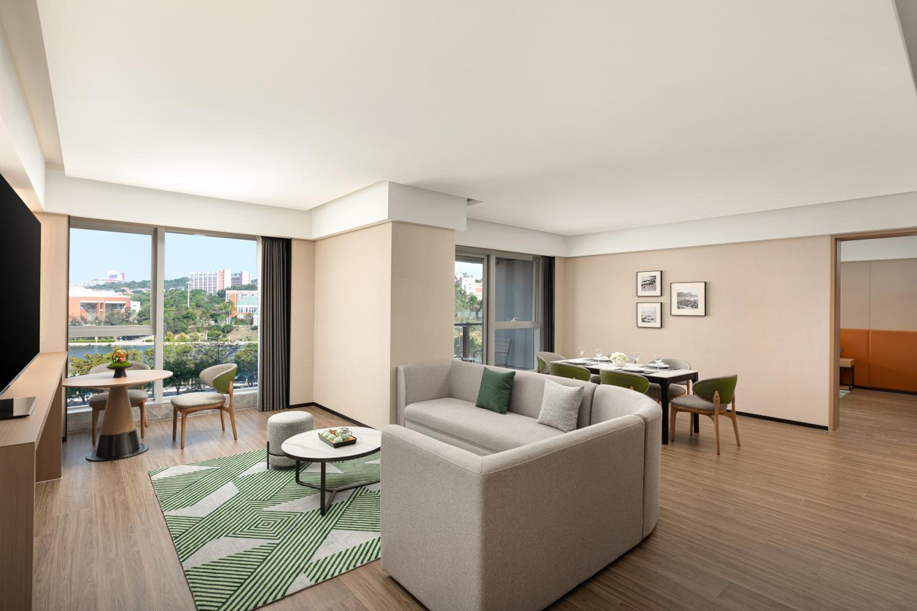 One-Bedroom Suite with Dining Area photo 2