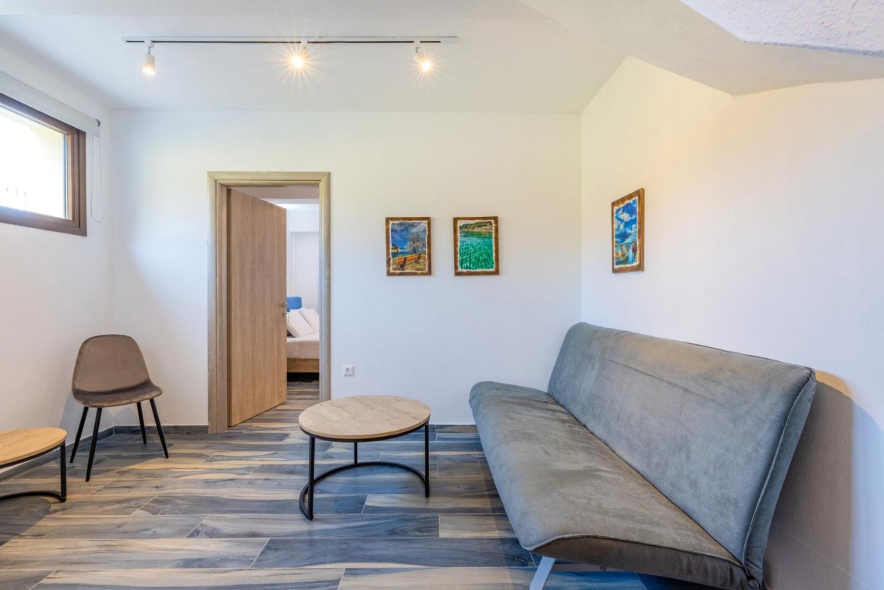 One-Bedroom Apartment photo 2