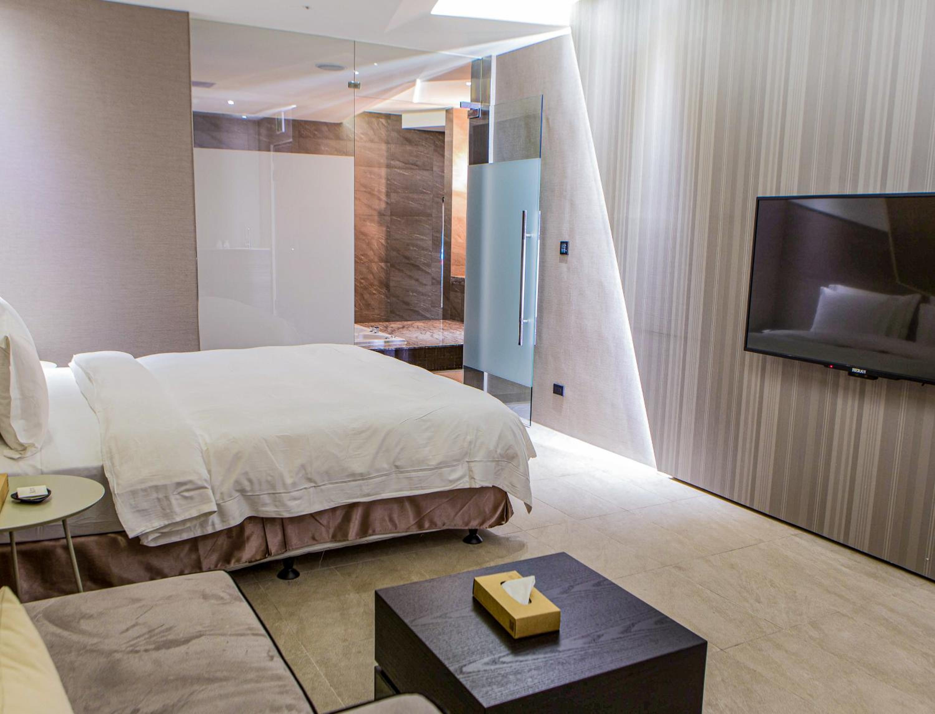 Platinum Suite - Photo 1