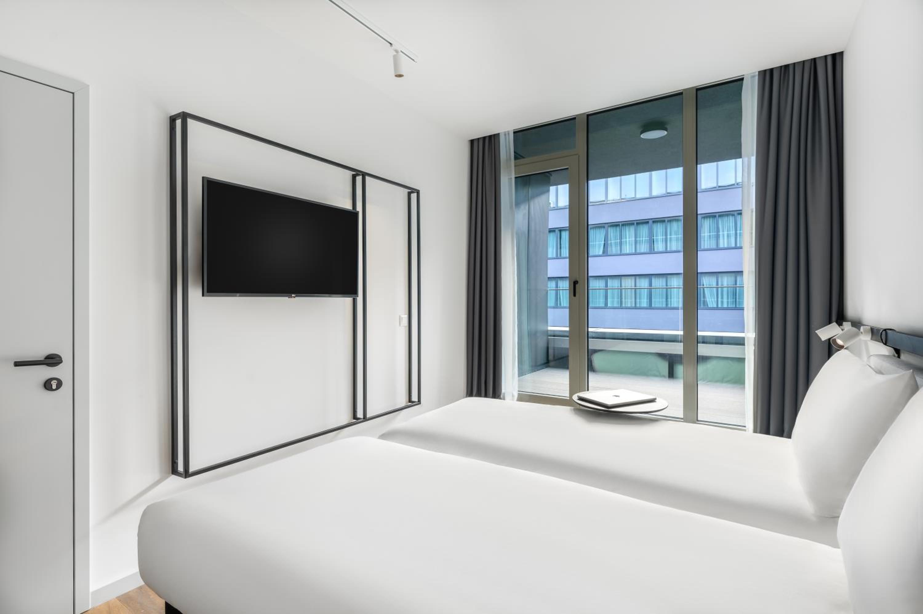 Standard Room with Two Single Beds and Balcony - Photo 3