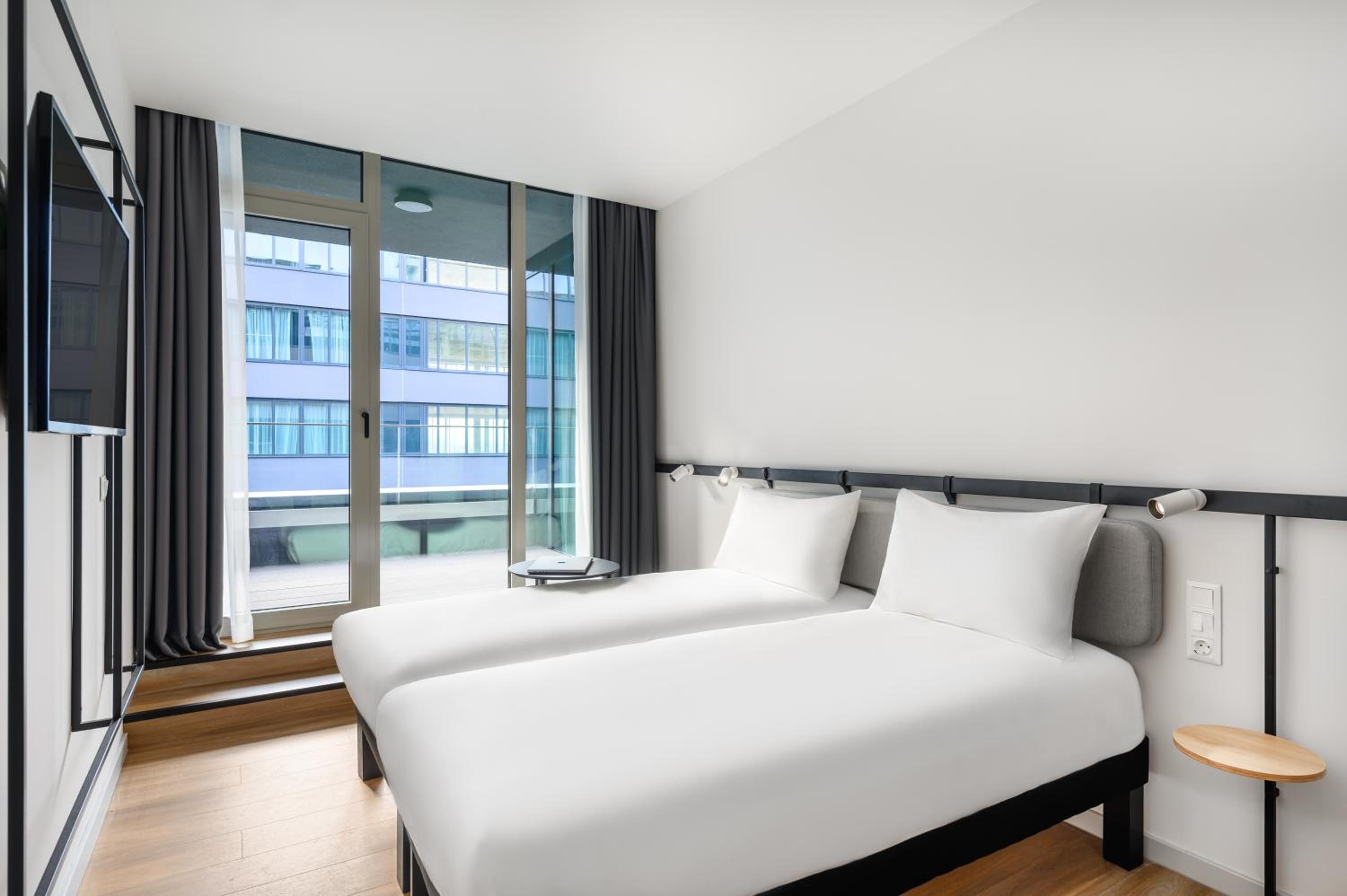 Standard Room with Two Single Beds and Balcony - Photo 4