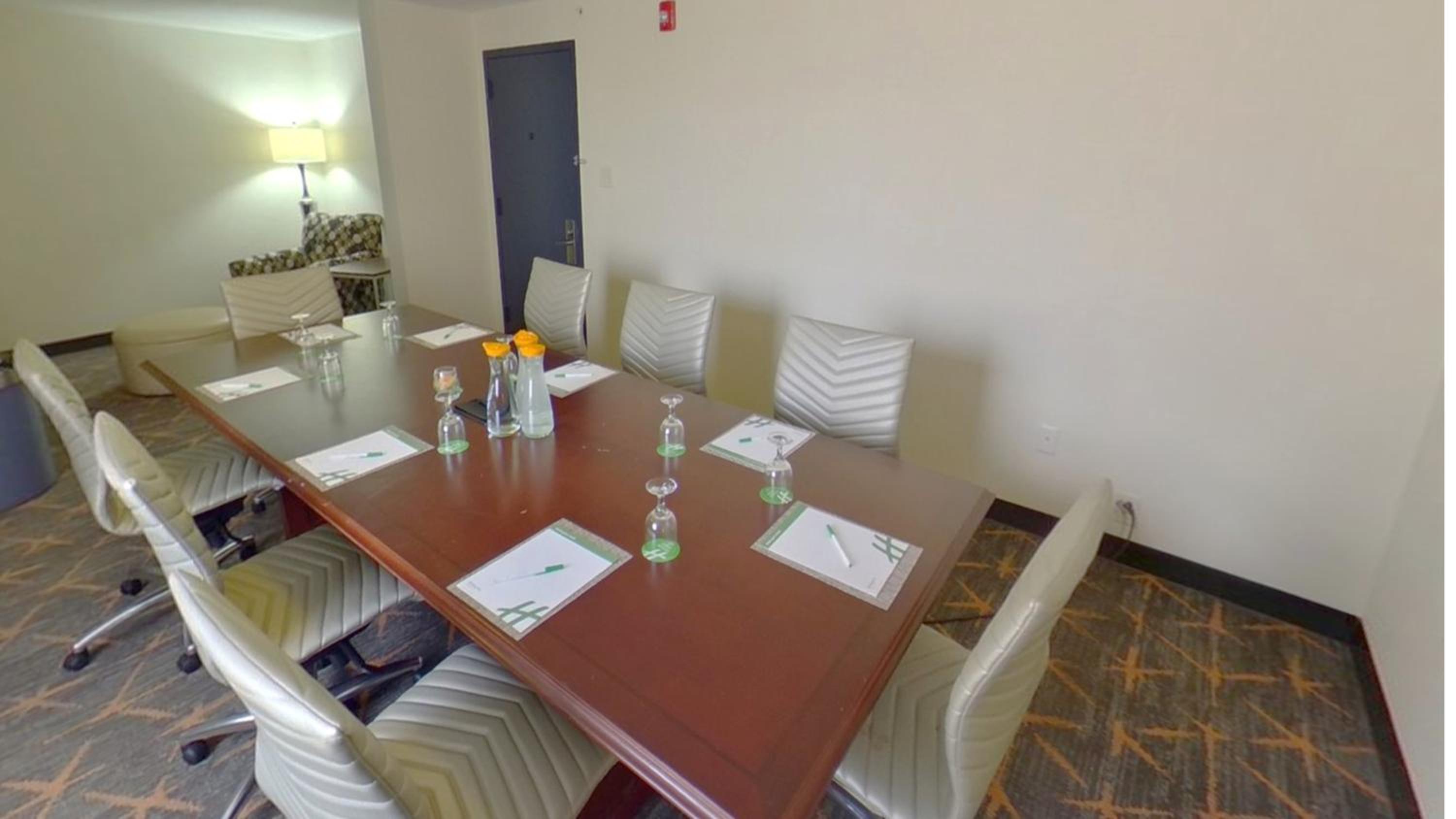One-Bedroom Suite - Photo 2