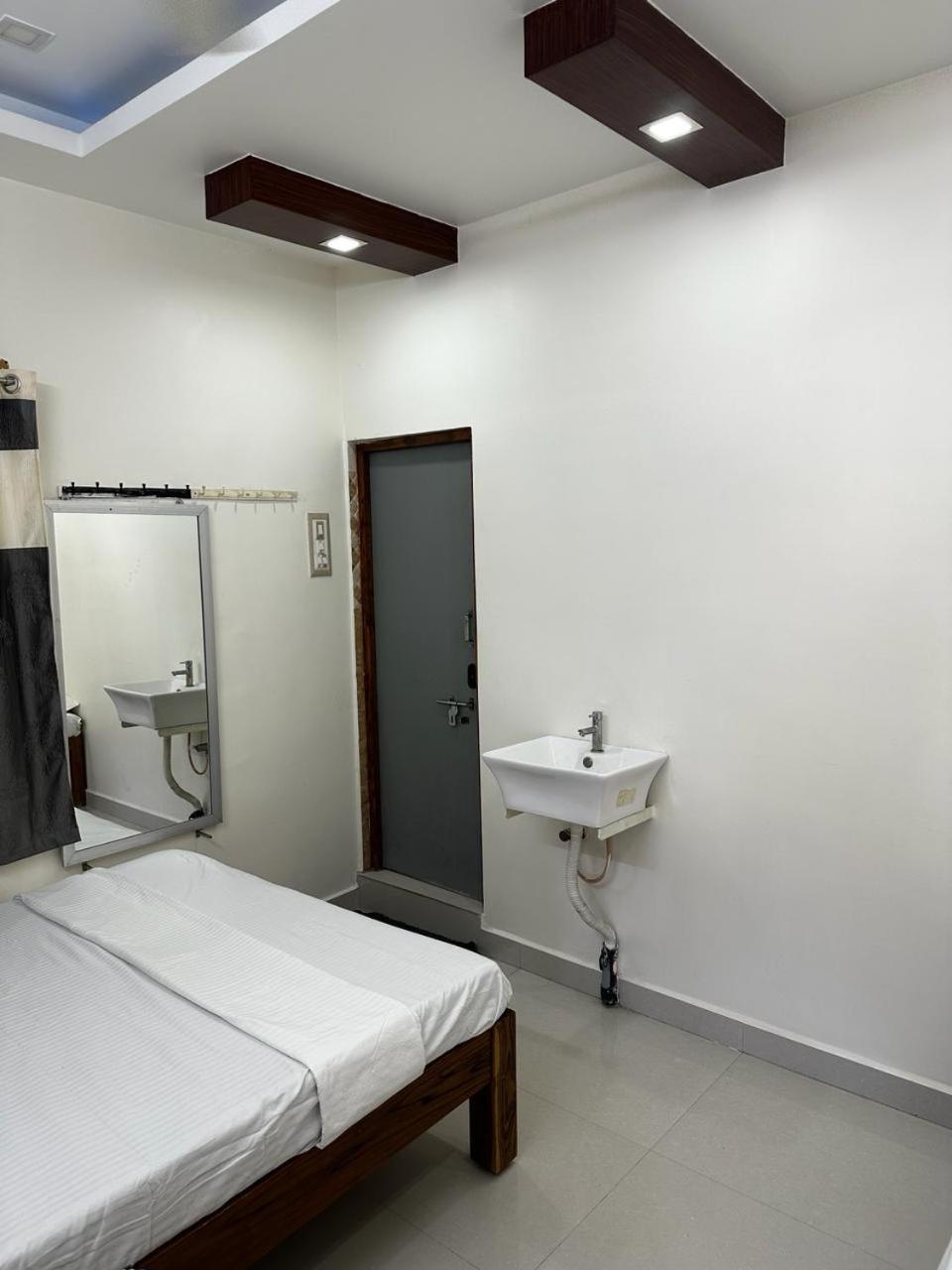 Economy Double Room photo 3
