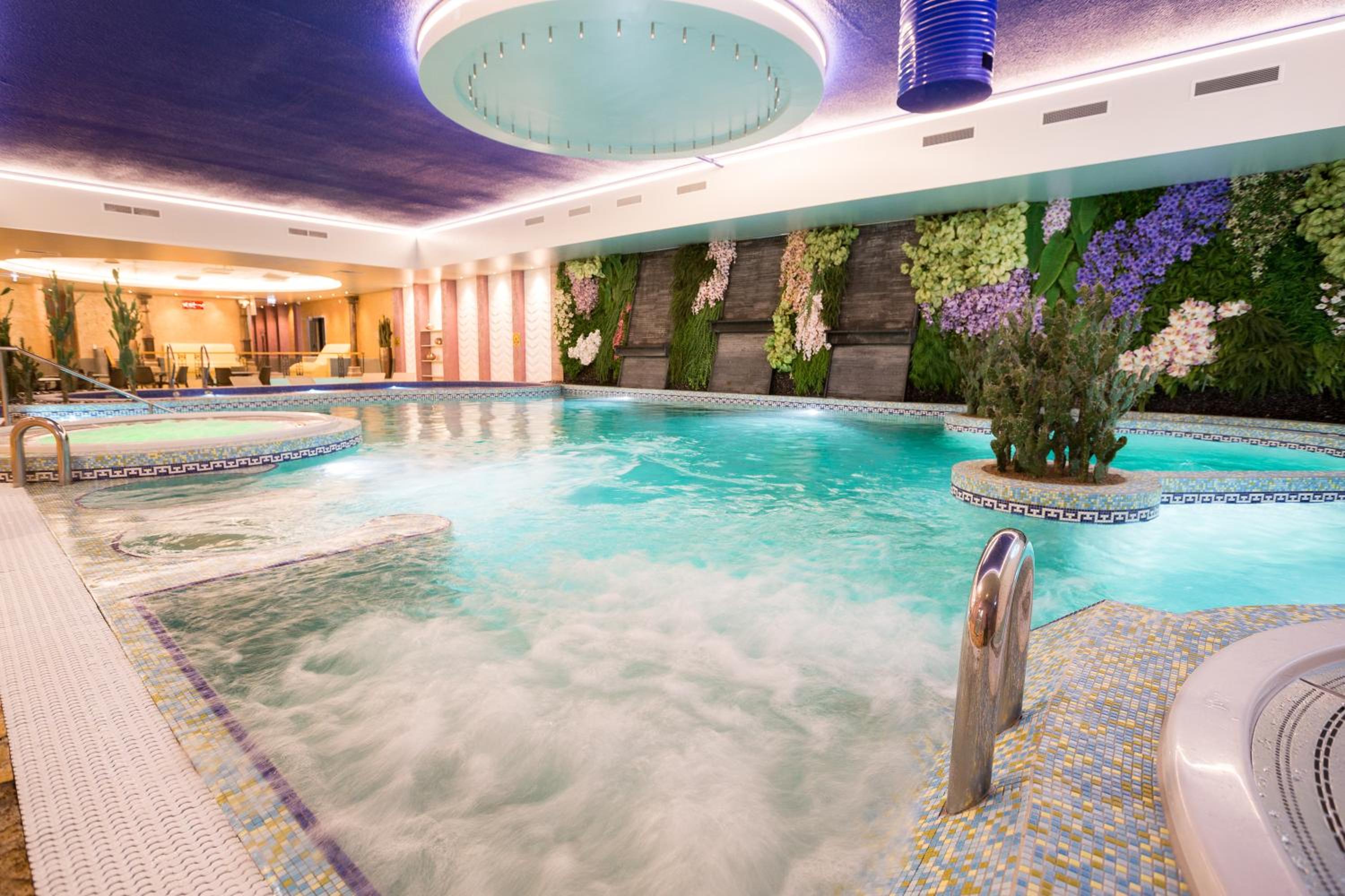 Double or Twin Room with Spa Access - Photo 8